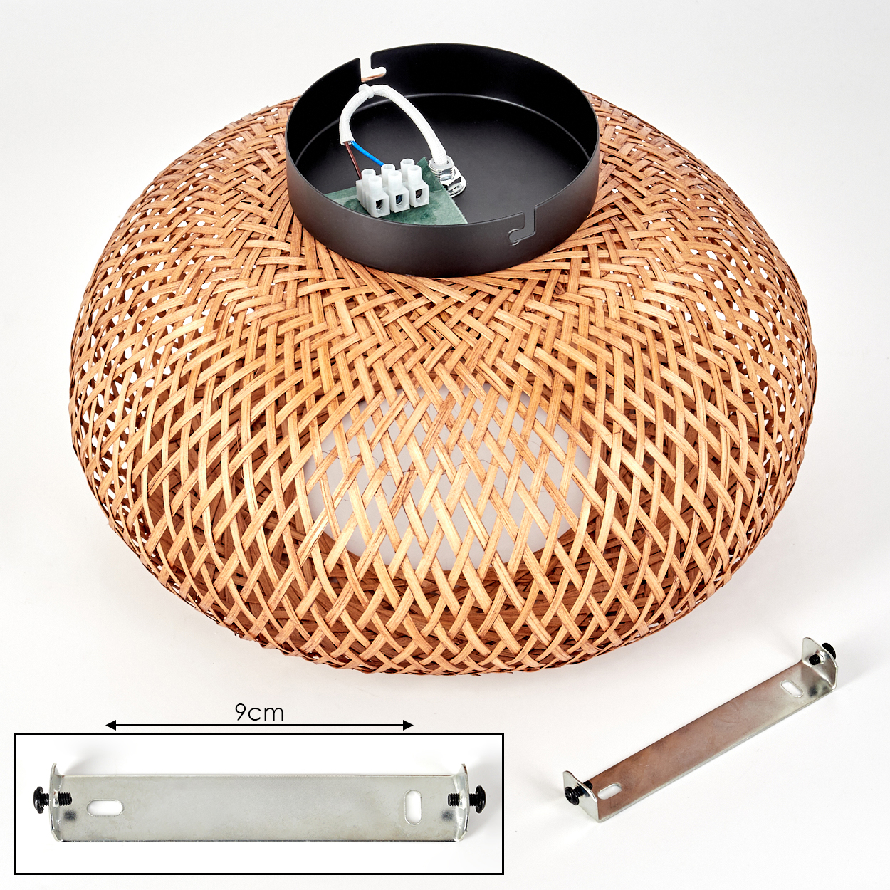 Ein gewebter Lampenschirm aus Rattan mit schwarzem Metallaufsatz. Drähte und eine Metallhalterung sind ebenfalls vorhanden. Eine 9 cm Messung ist angegeben.