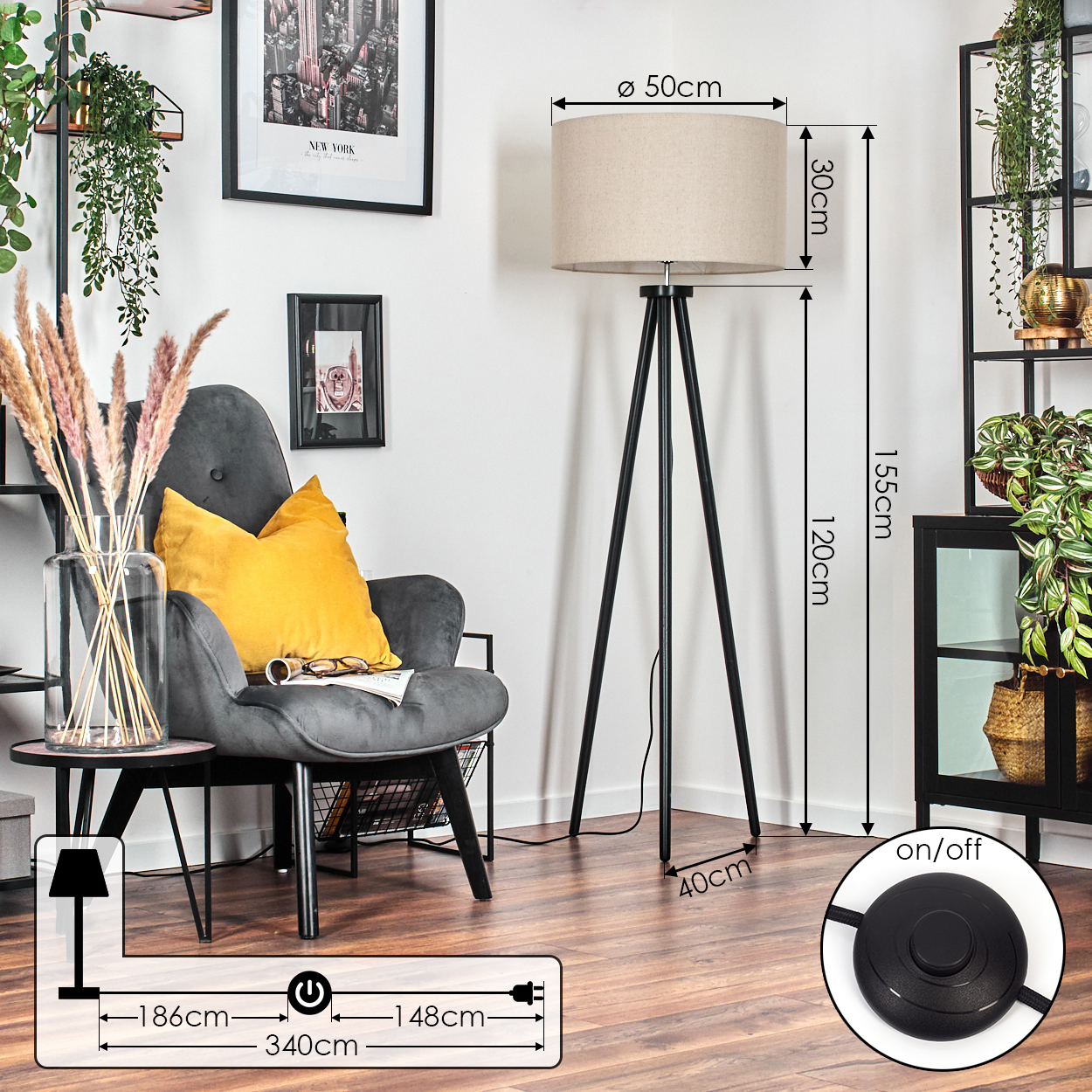 Ein Raum mit Stehlampe, Stuhl und Dekorationsartikeln. Die Lampe hat einen beigefarbenen Schirm. Auf dem Stuhl liegt ein gelbes Kissen.