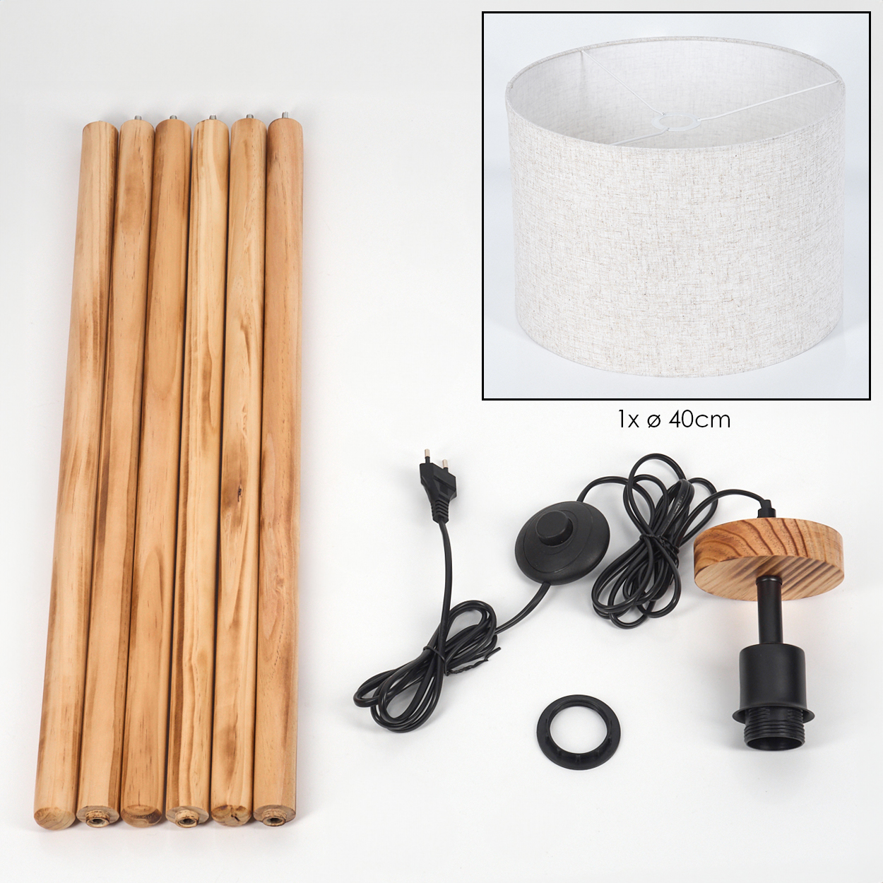 Zerlegte Lampenteile: Holzbeine, Lampenschirm, elektrische Komponenten und eine Holzvorrichtung.