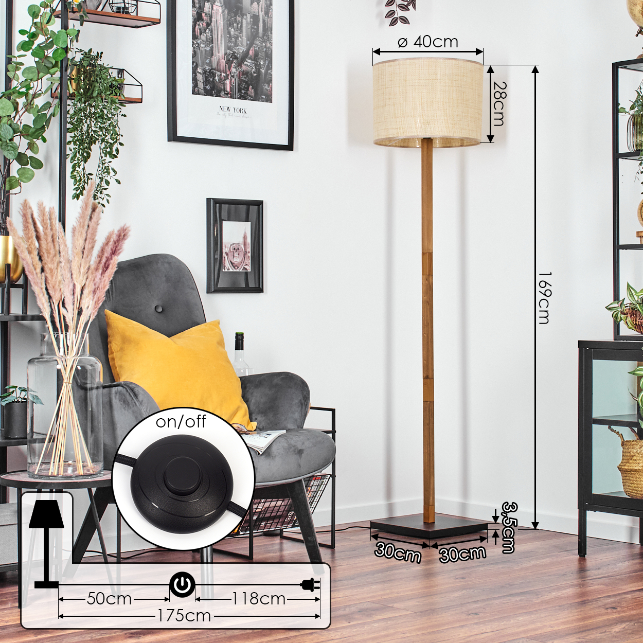 Eine Stehlampe mit beigem Lampenschirm steht neben einem grauen Sessel mit gelbem Kissen. Maße sind angegeben. Pflanzen und ein New York-Druck sind im Hintergrund.