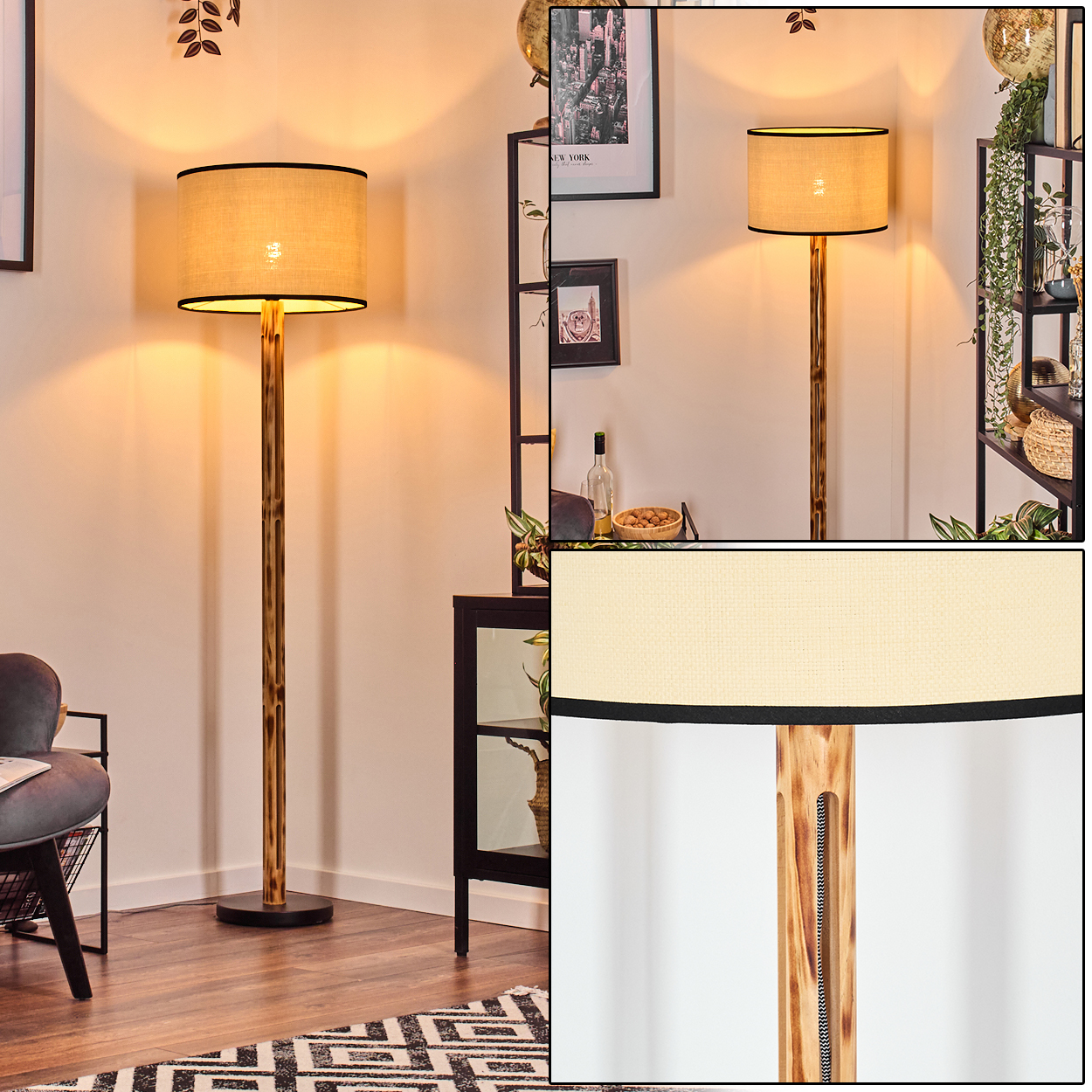 Eine Stehlampe mit beigem Schirm und Holzstange steht in einem Raum. Ein Regal, ein Stuhl und ein Teppich sind ebenfalls sichtbar.