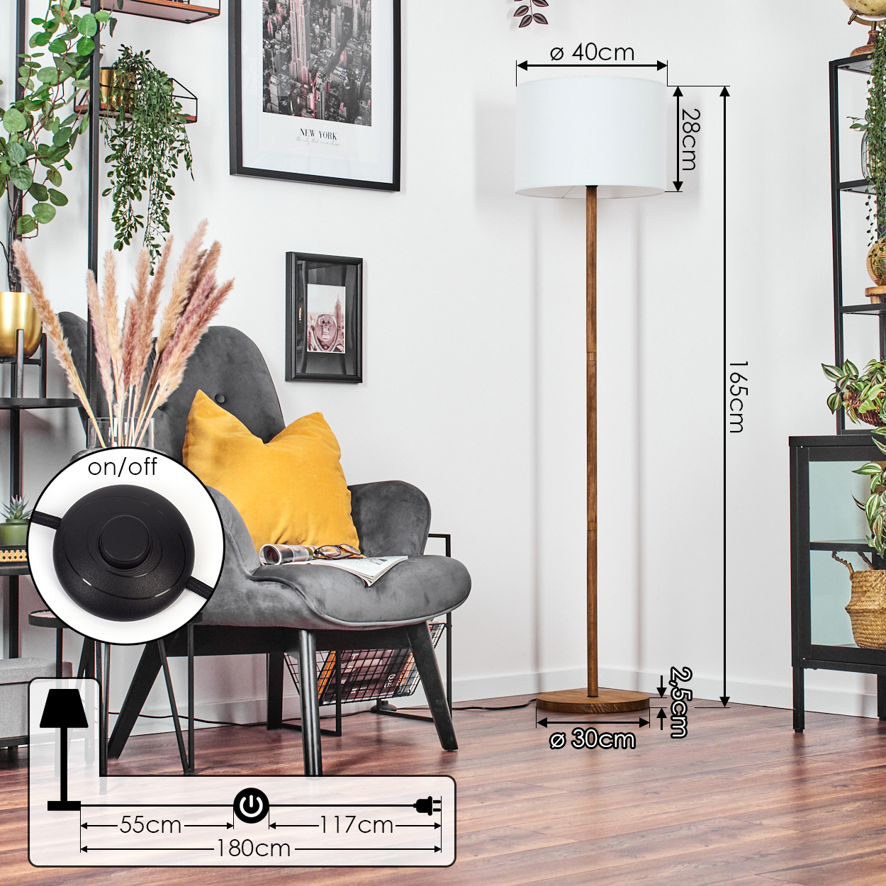Eine Stehlampe mit weißem Lampenschirm steht neben einem grauen Sessel mit gelbem Kissen. Links ein schwarzes Regal.