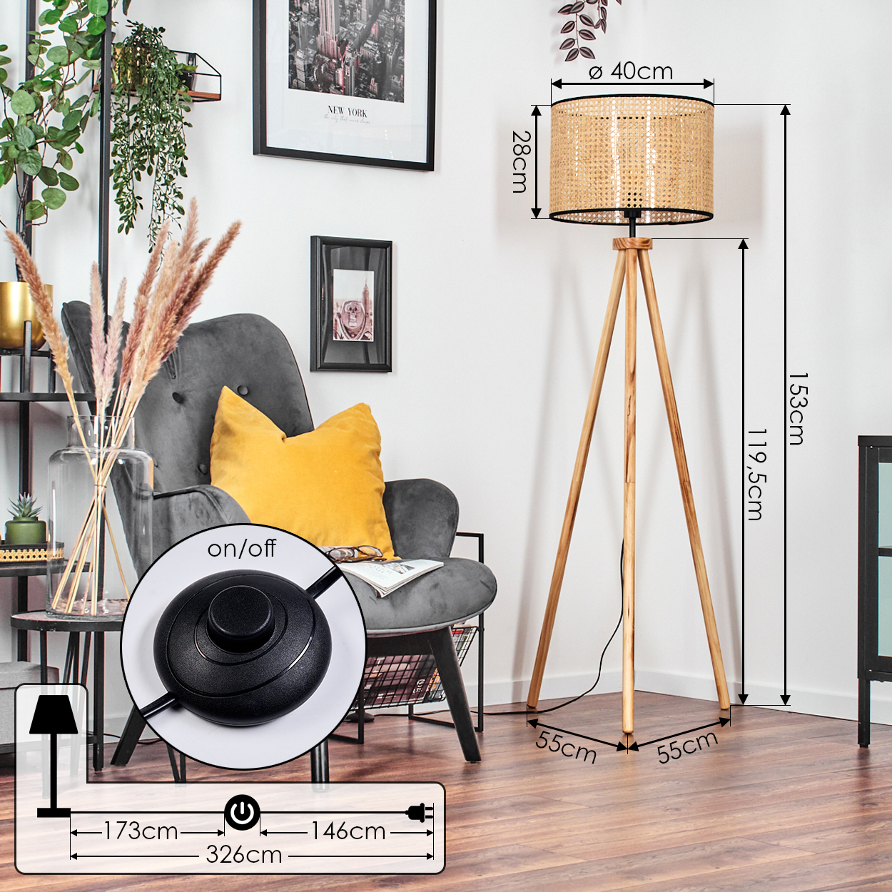 Eine Holz-Stativ-Stehlampe mit gewebtem Lampenschirm steht neben einem grauen Sessel mit gelbem Kissen. Es gibt ein New York Bild.