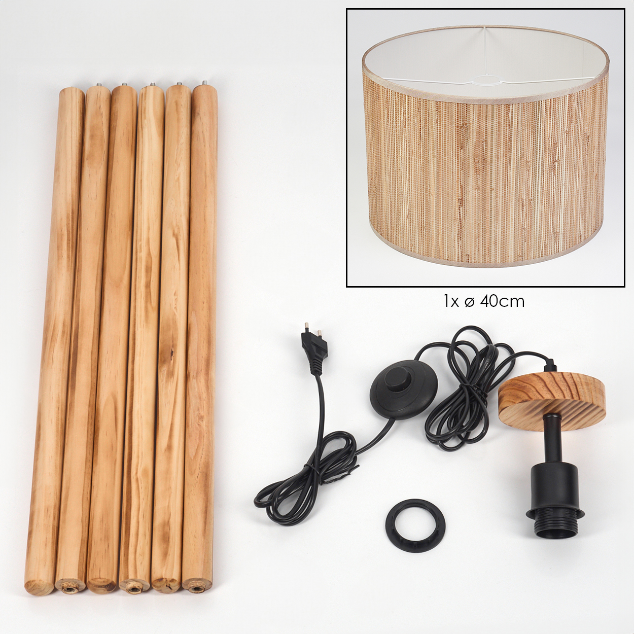 Lampenteile. Holzbeine, Lampenschirm, elektrische Komponenten und eine schwarze Lampenfassung auf weißem Grund.