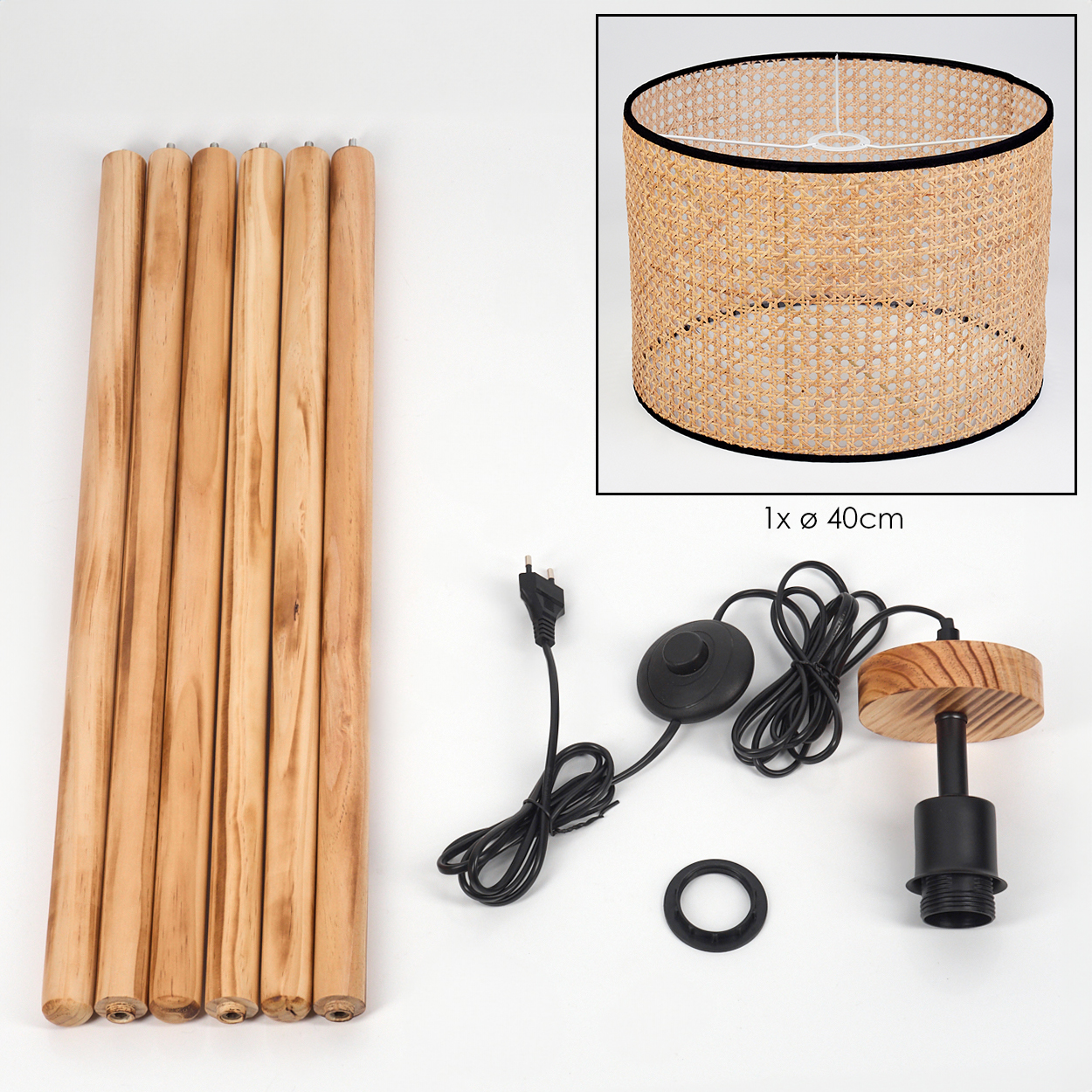 Eine zerlegte Lampe mit Holzbeinen, einem Lampenschirm und elektrischen Komponenten, einschließlich Netzkabel und schwarzem Sockel.