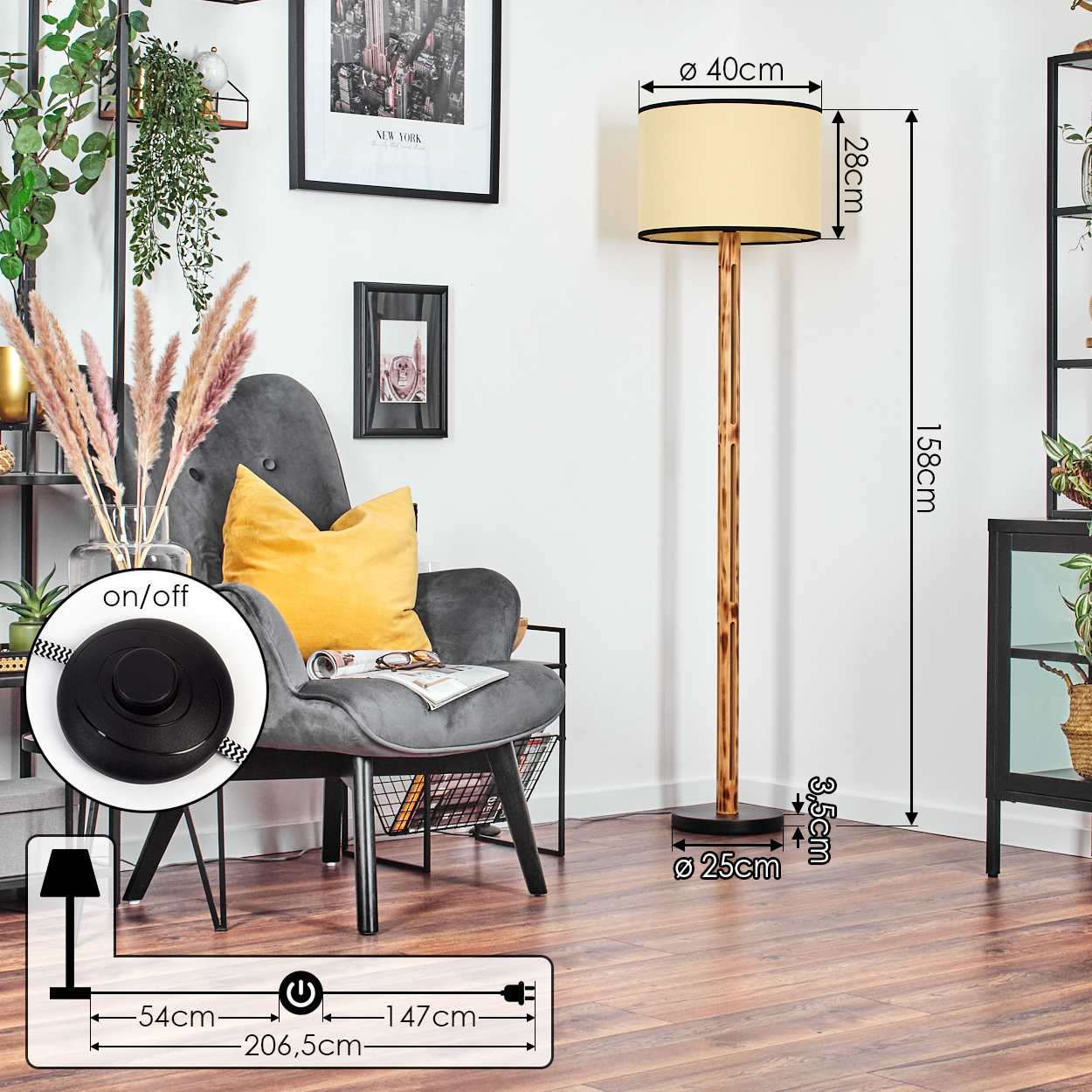 Raumszene mit Stehlampe, Sessel und Dekorationen. Die Lampe ist aus Holz mit beigem Schirm. Der Stuhl hat ein gelbes Kissen.