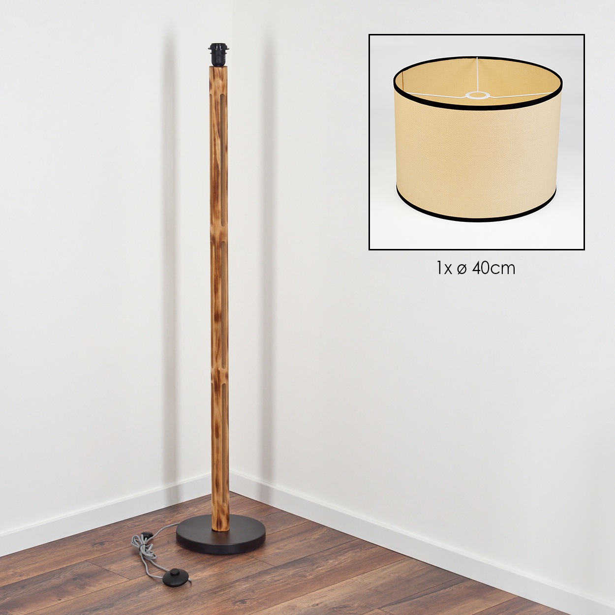 Eine Stehlampe mit Holzfuß und Lampenschirm. Die Lampe hat eine braune Holzstange und einen schwarzen Sockel. Der Lampenschirm ist beige.