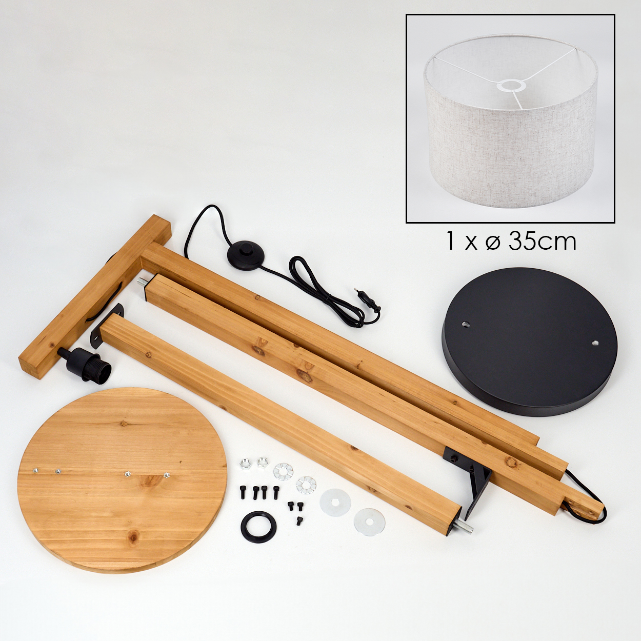 Zerlegte Stehlampe. Holzrahmen, schwarzer Sockel und Schirm sowie verschiedene Hardware-Komponenten auf weißem Grund.