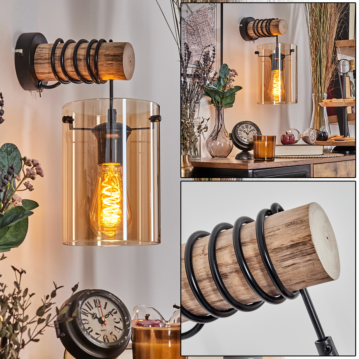 Eine Wandlampe mit Holzzylinder, Glasschirm und Wendelglühbirne. Der Hintergrund zeigt Dekoration und Möbel.