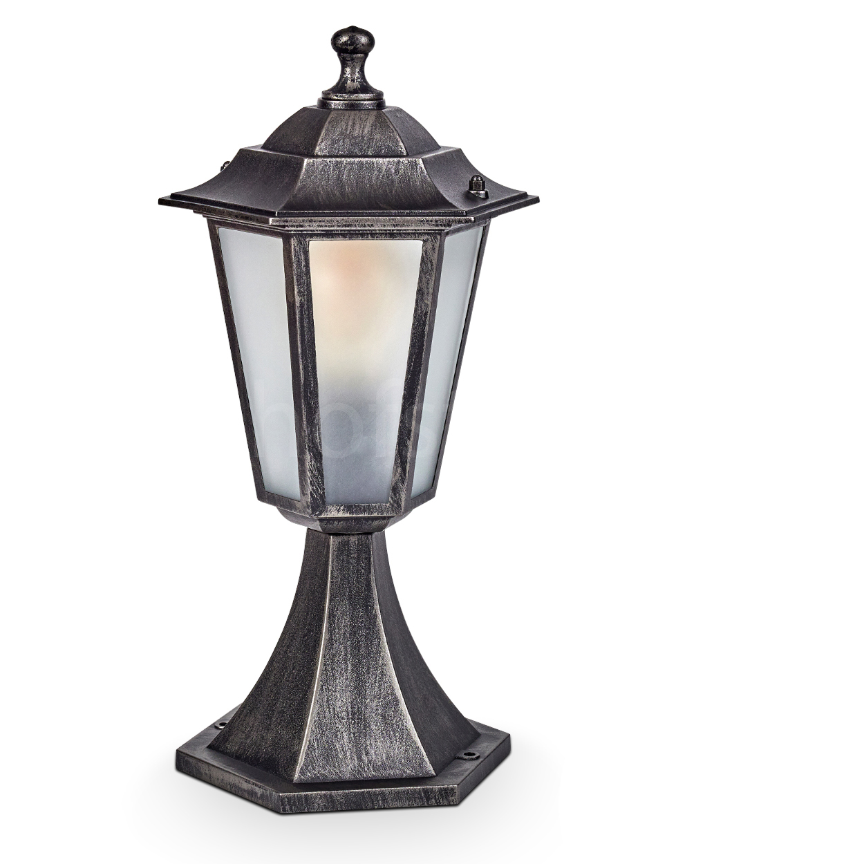 Eine dekorative Außenlampe mit schwarzem Metall-Finish. Sie hat eine Milchglasscheibe, einen sechseckigen Sockel und eine kleine dekorative Spitze.