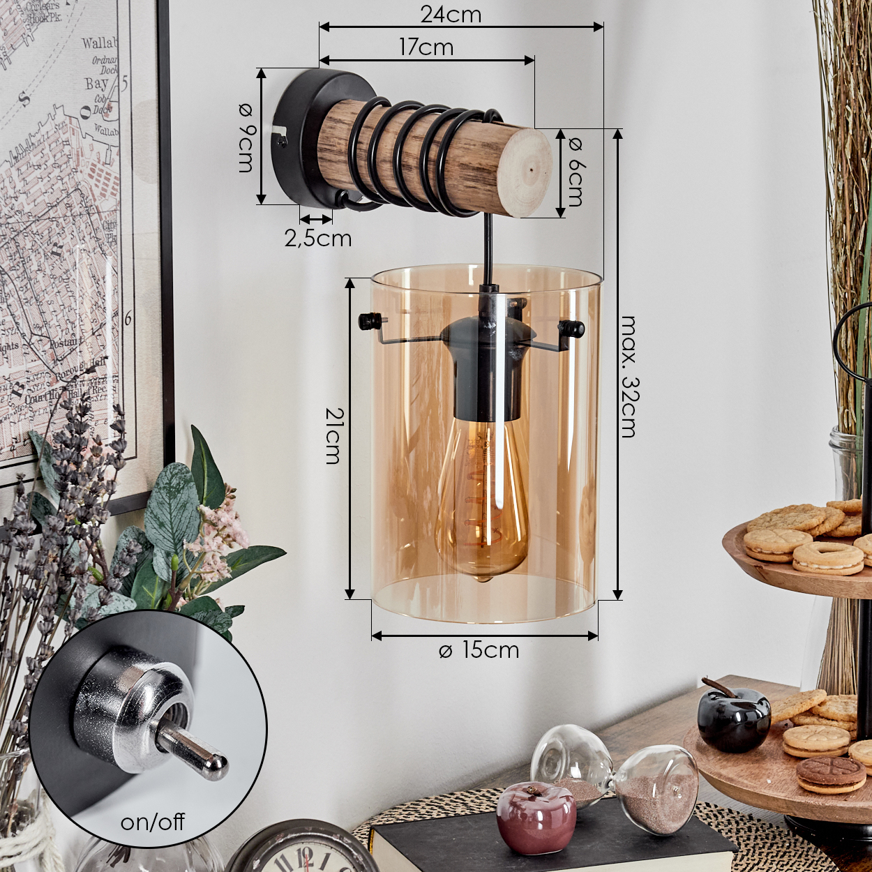 Eine Wandlampe mit Holzbalken, Glasschirm und Glühbirne. Unten links ist ein Schalter abgebildet.