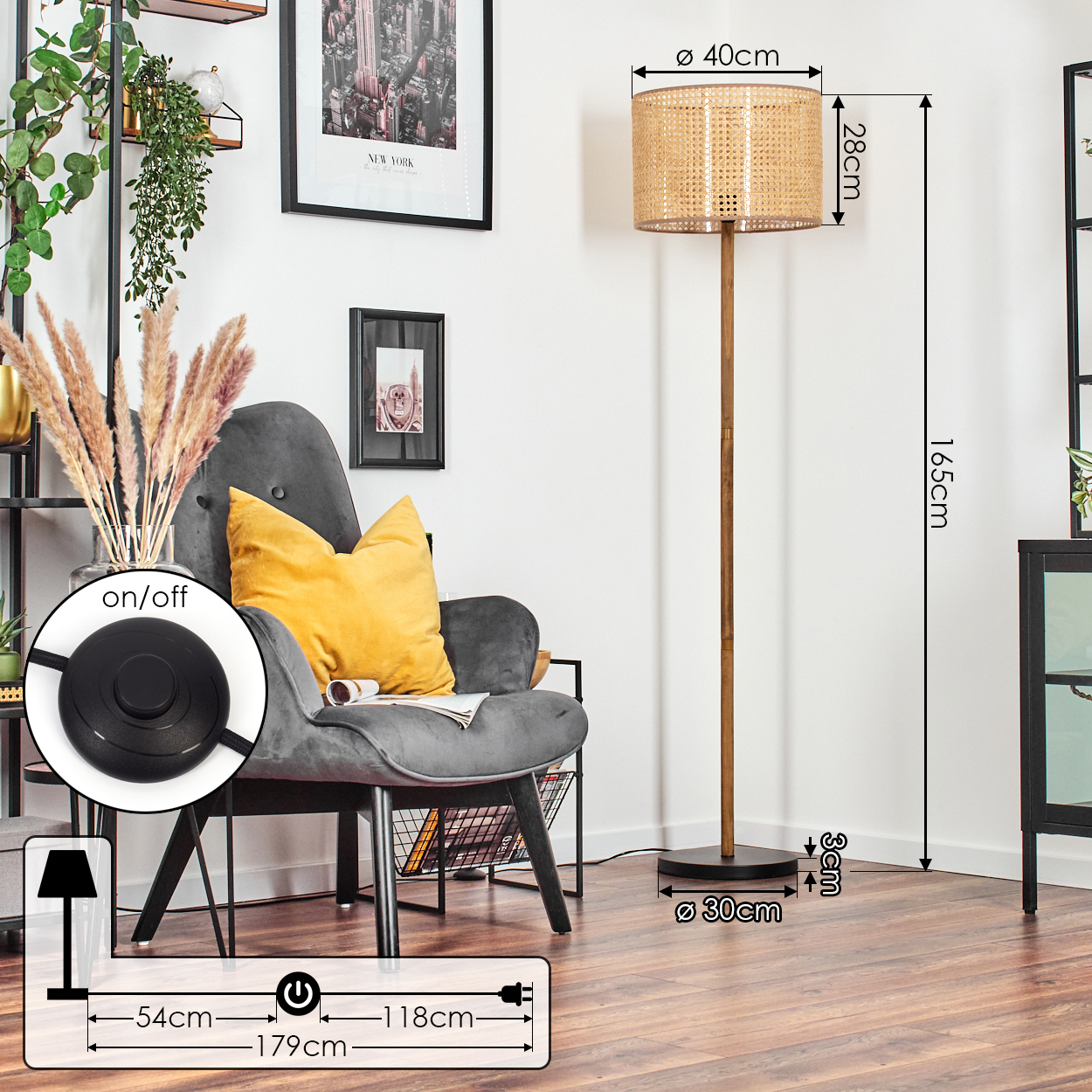 Eine Stehlampe mit Rattan-Schirm steht neben einem grauen Sessel mit einem gelben Kissen. Der Raum hat einen New York-Druck.