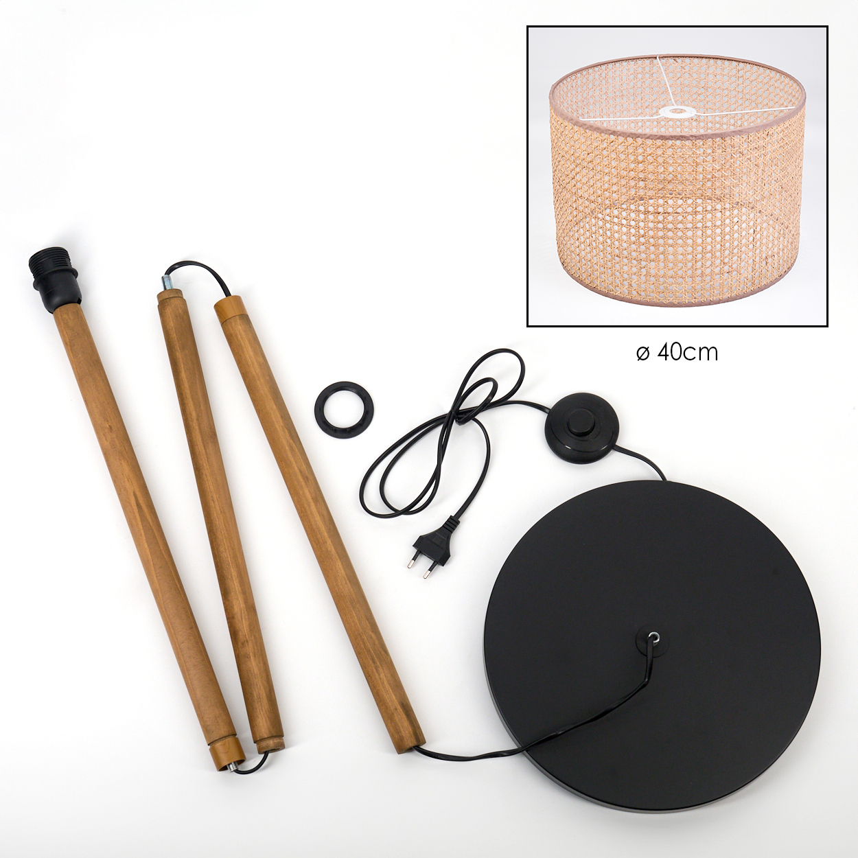 Zerlegte Stehlampe auf Weiß. Enthält Sockel, Beine, Schirm, Verkabelung und Kleinteile. Schirm ist eingesetzt, 40 cm Durchmesser.