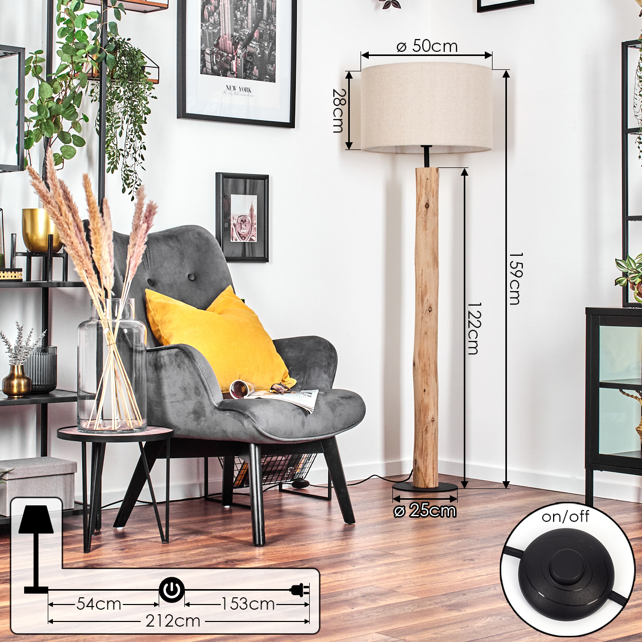 Wohnzimmer mit grauem Sessel, gelbem Kissen, Stehlampe aus Holz und verschiedenen Dekorationen.