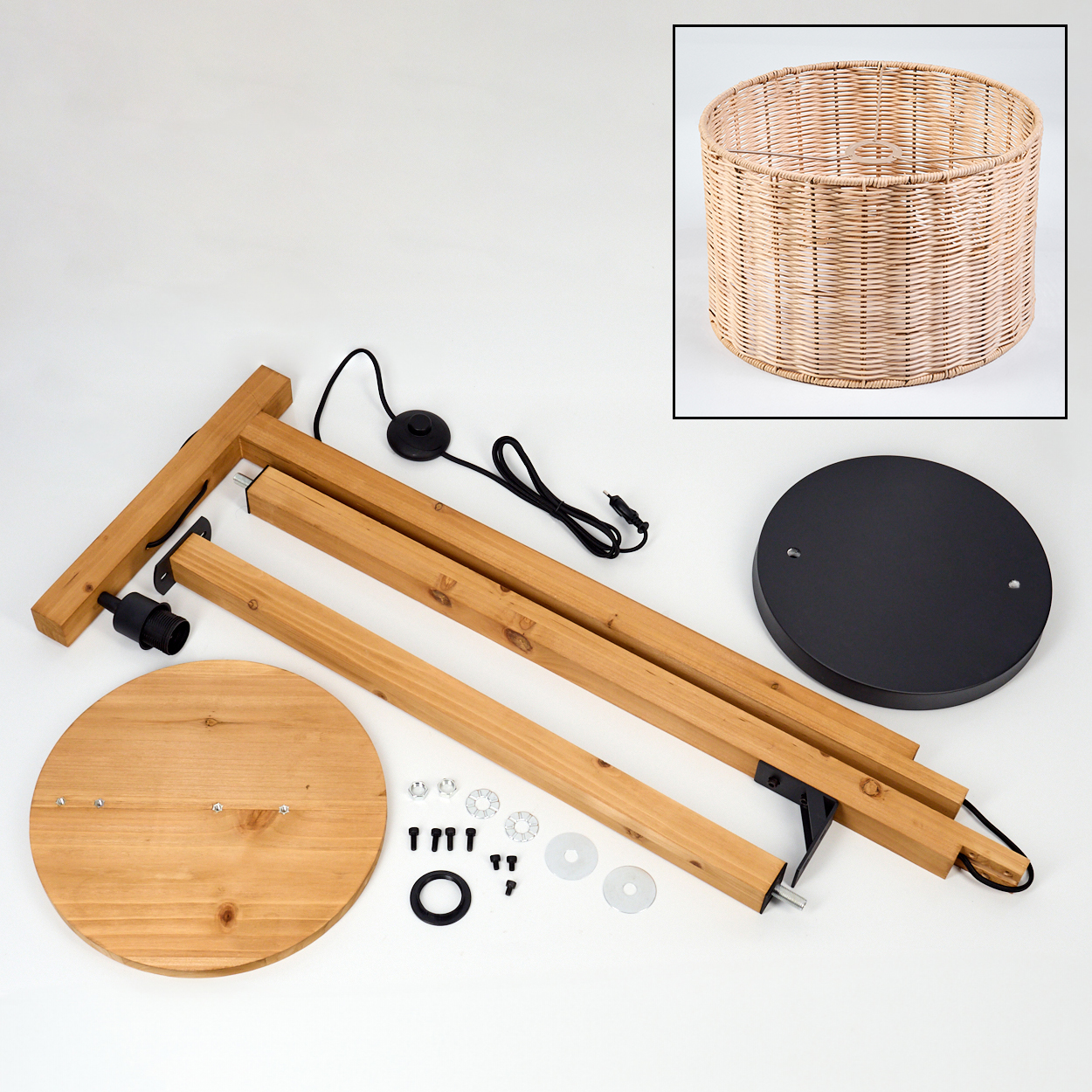 Zerlegte Stehlampe aus Holz mit gewebtem Lampenschirm. Komponenten umfassen Holzbalken, runde Sockel und Hardware auf weißem Hintergrund.