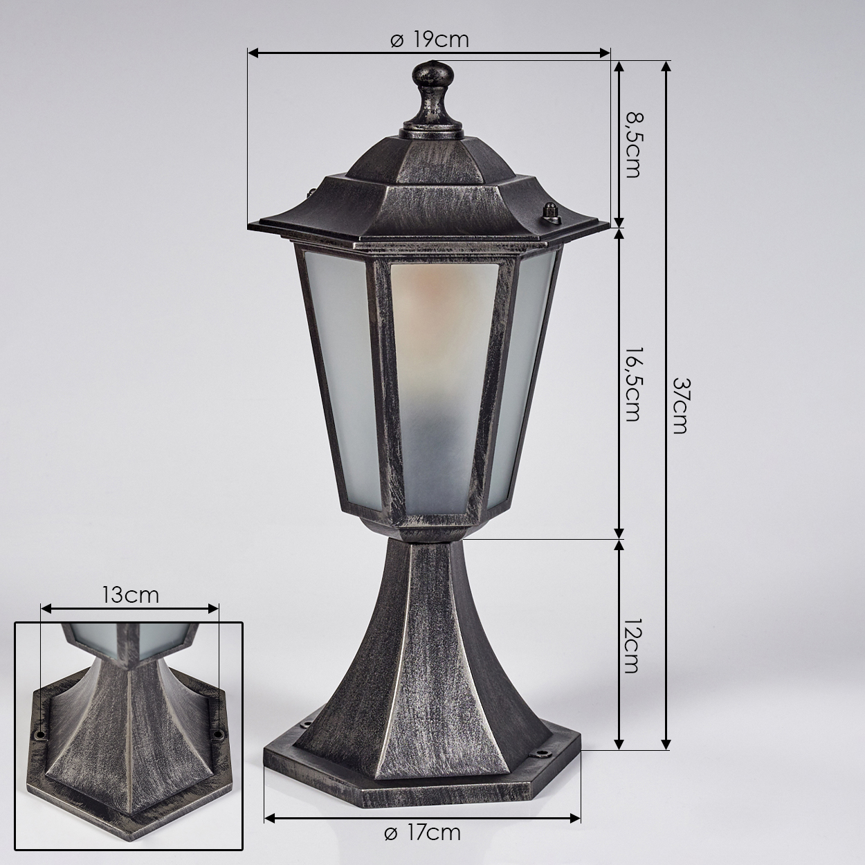 Eine bronzefarbene Außenlampe mit Maßen. Die Lampe hat einen Milchglasabschnitt und steht auf einem quadratischen Sockel. Abmessungen sind angegeben.