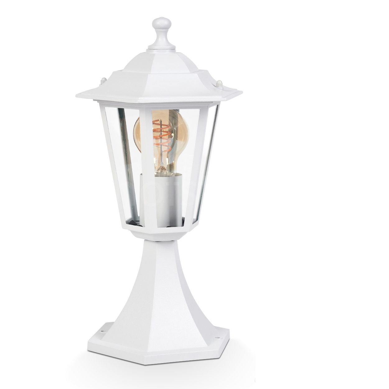Eine weiße Außenlampe mit Glasgehäuse und einer darin befindlichen Glühbirne. Die Lampe steht auf einem weißen Sockel, weißer Hintergrund.