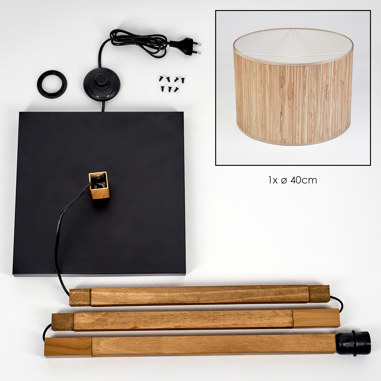 Lampenteile: schwarze Basis, Lampenschirm, Holzarme, Netzkabel und Schrauben auf weißem Hintergrund. Der Schirm ist 40 cm.