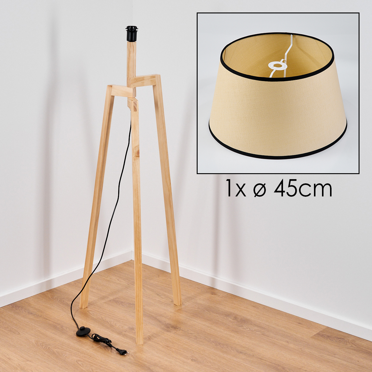 Stehlampe aus Holz mit schwarzem Kabel und Schalter. Ein Lampenschirm mit schwarzem Rand wird angezeigt. Die Lampe steht auf einem Holzboden.