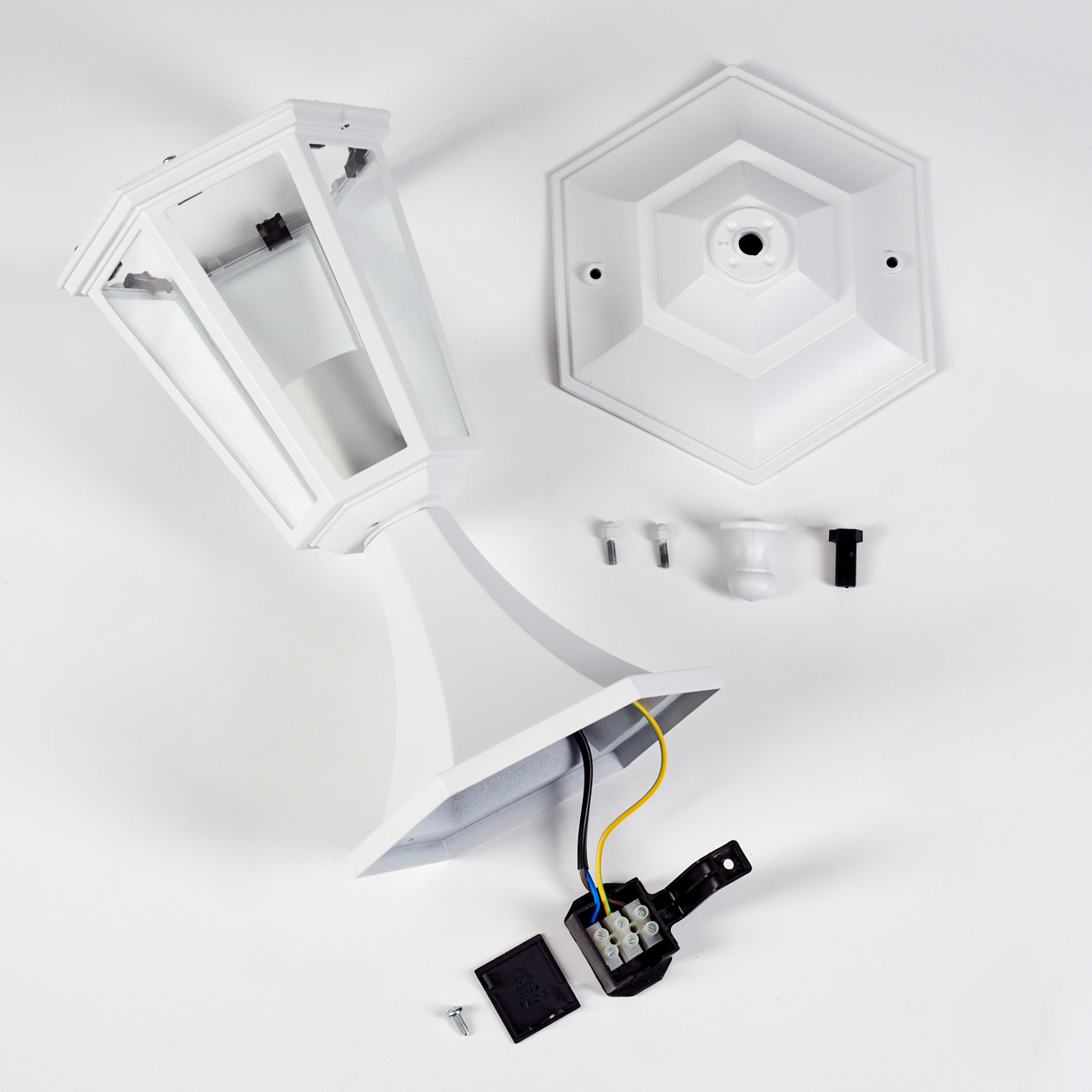 Zerlegte Teile einer weißen Außenlampe. Beinhaltet Lampenstruktur, Sockel, Schrauben und elektrische Komponenten auf weißem Hintergrund.