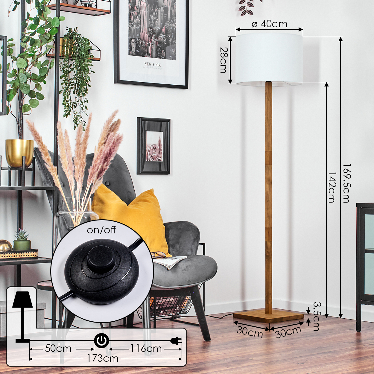 Ein Raum mit Stehlampe, Stuhl und Dekoration. Abmessungen der Lampe sind sichtbar. Ein New York-Bild hängt an der Wand.