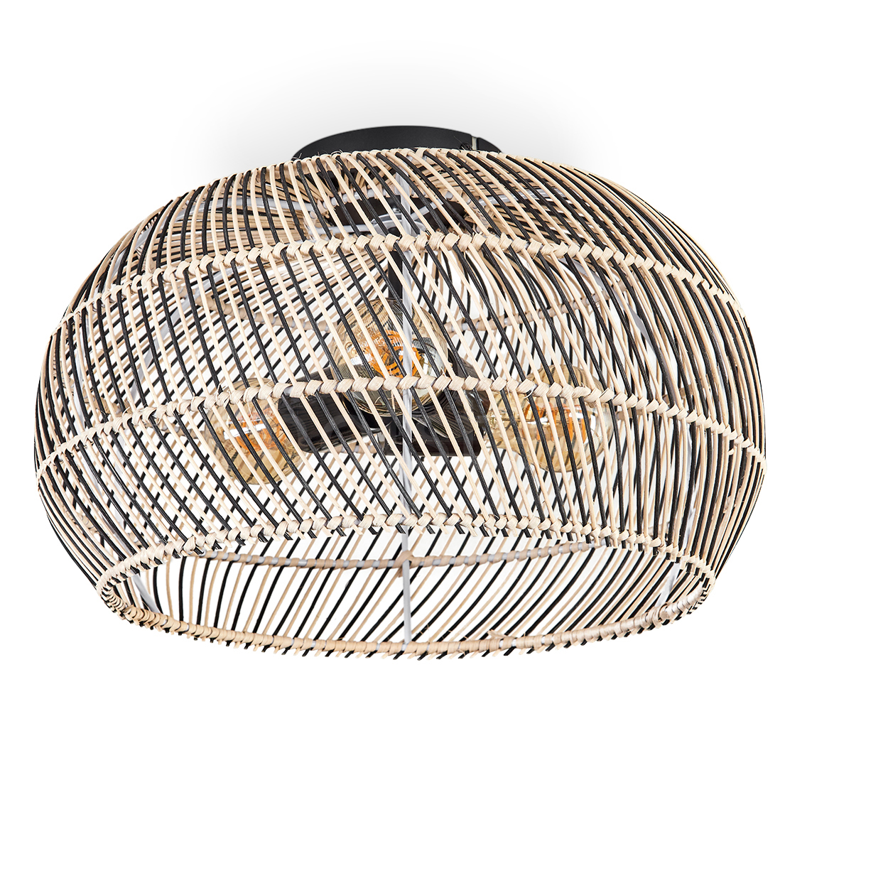 Eine gewebte Pendelleuchte aus Rattan mit schwarzen und beigen Streifen. Das Licht hat zwei sichtbare Glühbirnen. Sie hängt vor einem weißen Hintergrund.