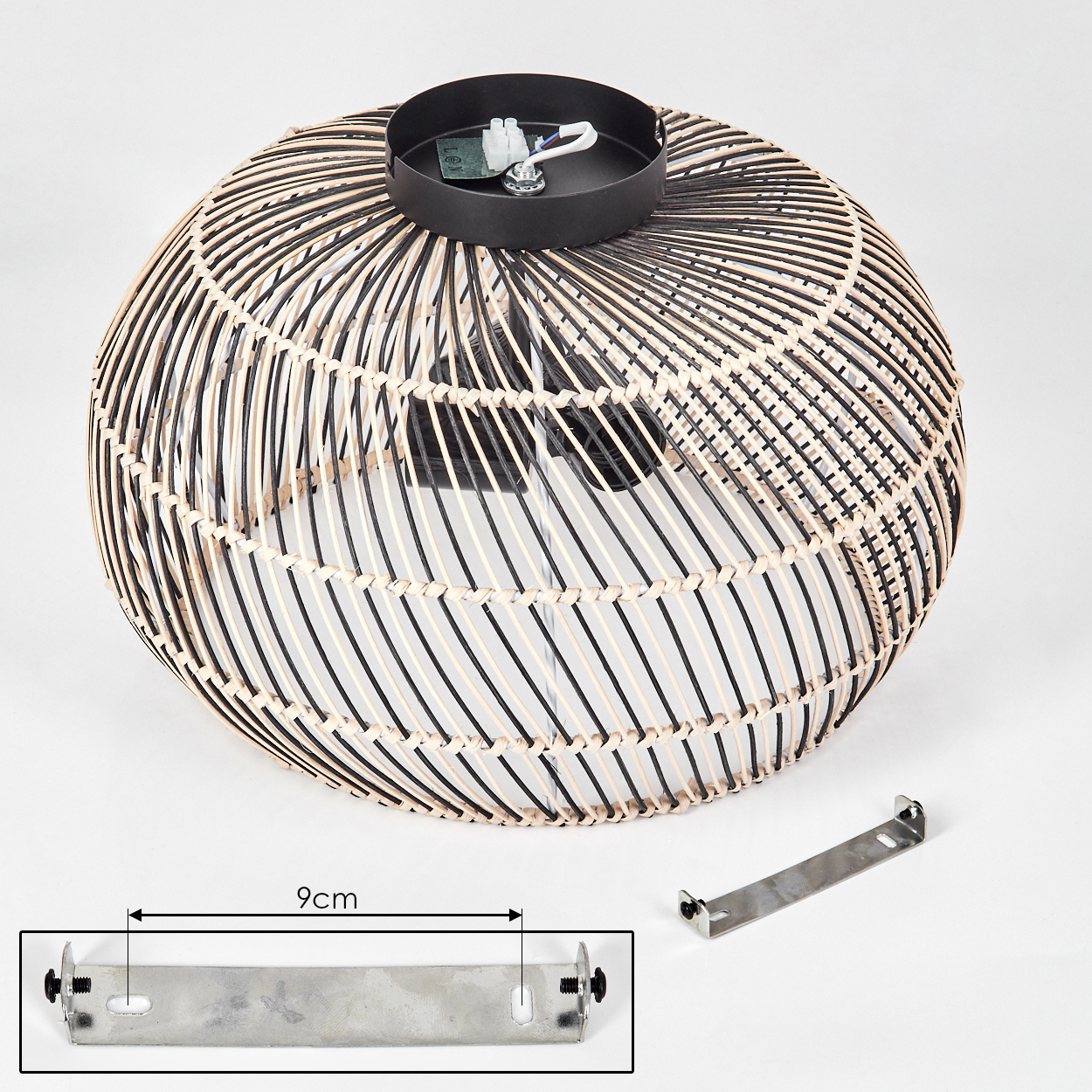 Eine gewebte Pendelleuchte aus Rattan mit schwarz-beigen Streifen, schwarzem Oberteil und Metallbefestigung. Eine Metallhalterung ist ebenfalls abgebildet.