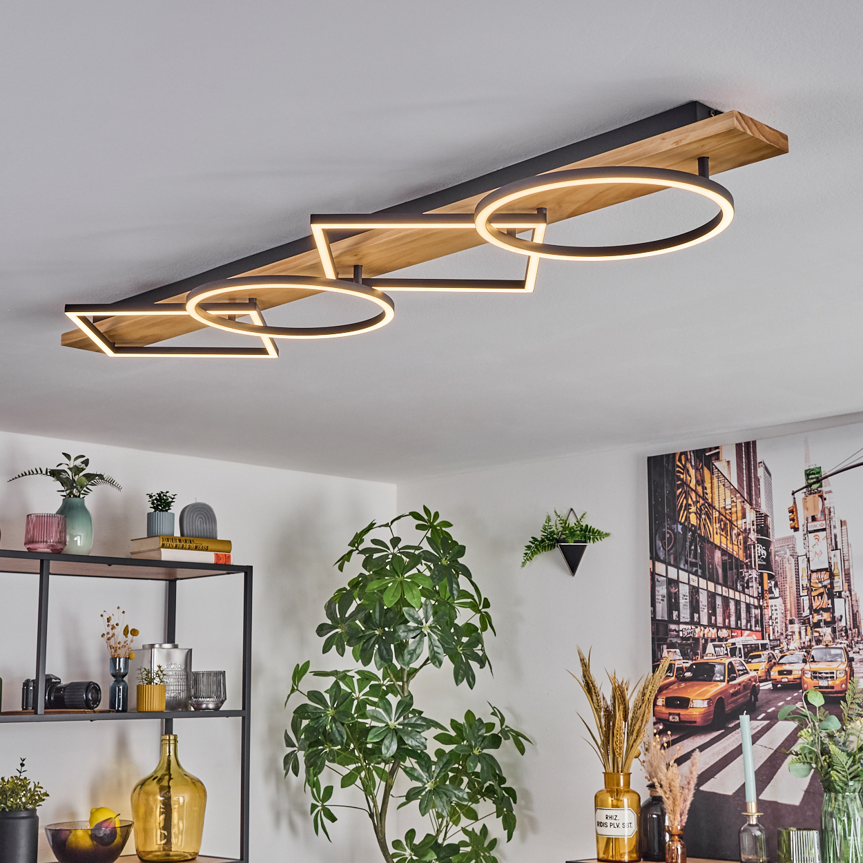 Moderne Deckenlampe mit geometrischen Formen, Holzbalken und Umgebungsbeleuchtung. Pflanzen und Dekoration in einem Raum. New York City Poster.
