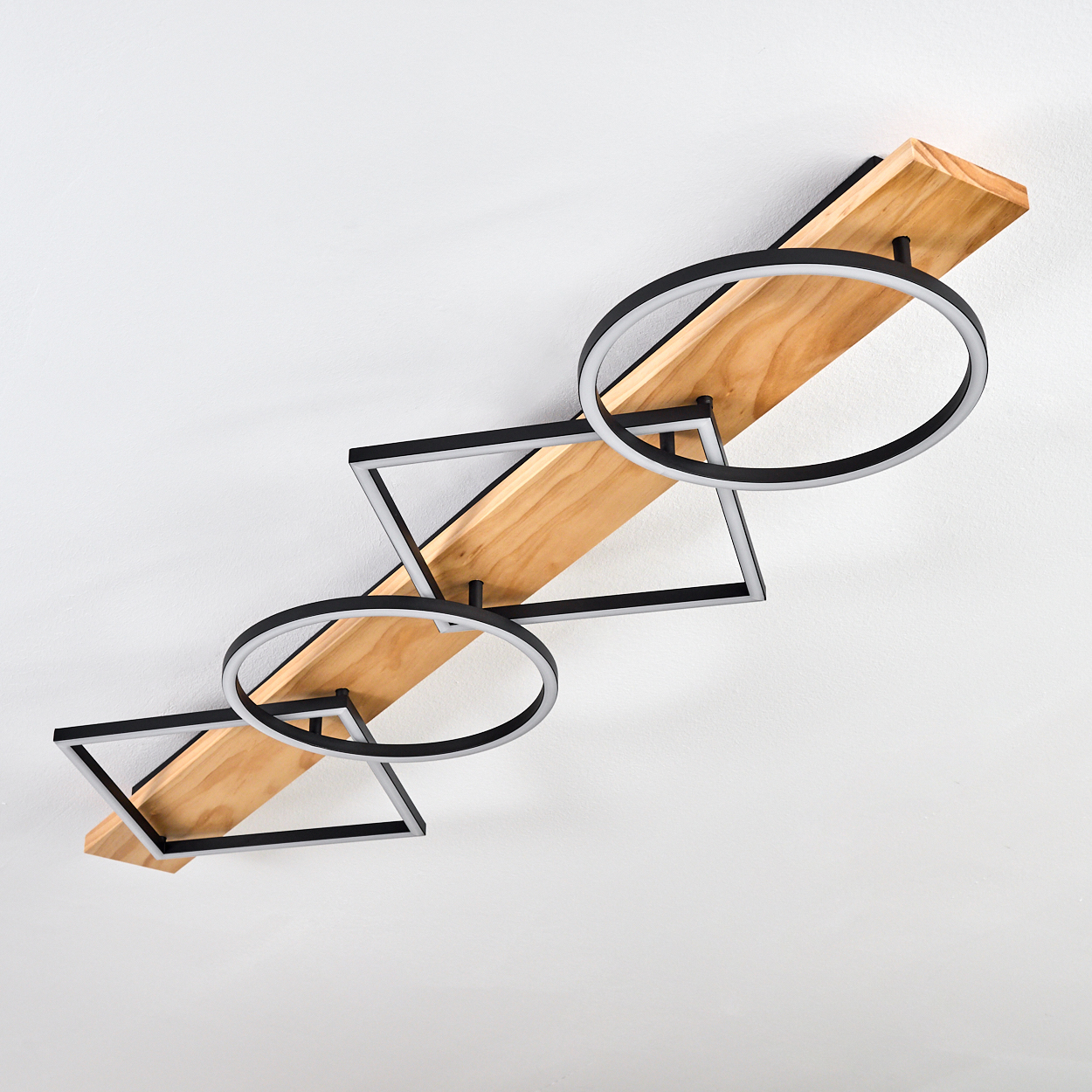 Moderne Deckenleuchte mit Holzbalken und geometrischen Formen. Enthält Kreise und Quadrate mit integrierten Lichtern.