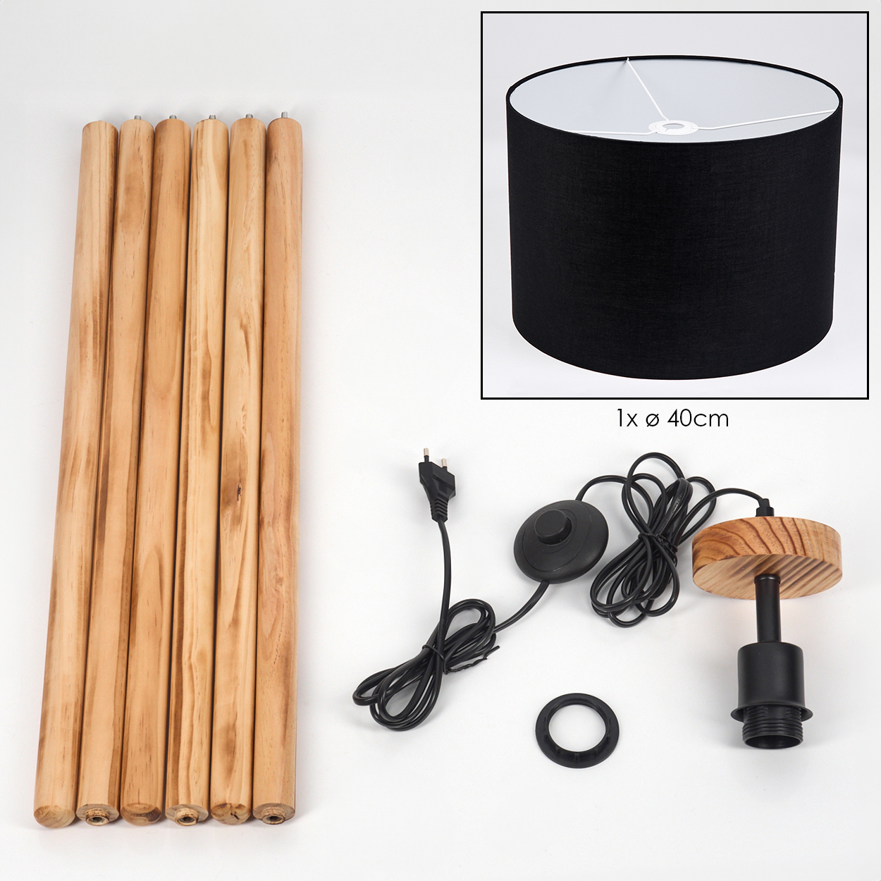 Lampenkomponenten: Holzbeine, schwarzer Lampenschirm, Elektrokabel, Sockel mit Lampenfassung und ein Gummiring, alles auf weißem Hintergrund.