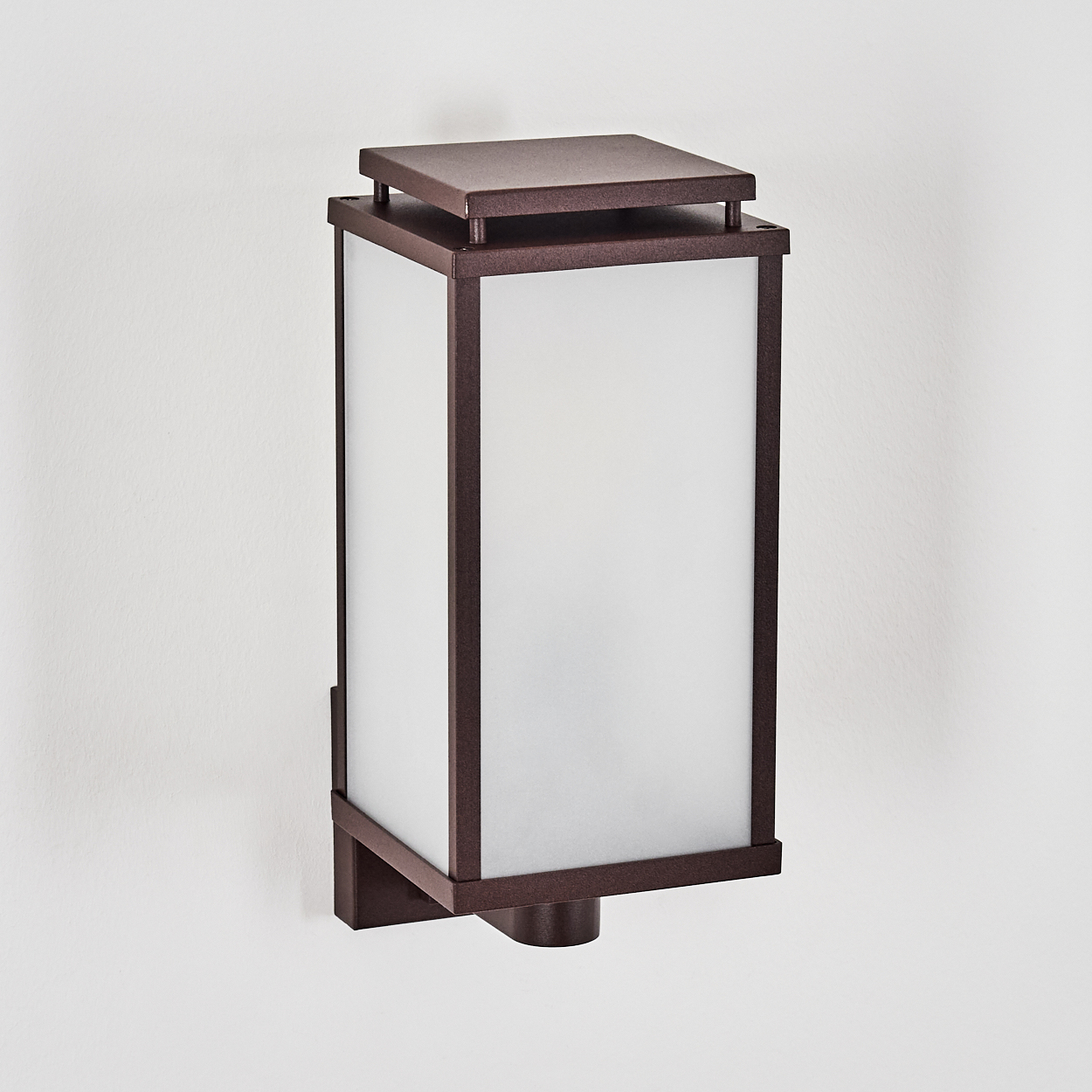 Eine braune, rechteckige Außenwandleuchte mit Milchglasscheiben ist an einer weißen Wand montiert. Die Lampe ist ausgeschaltet.