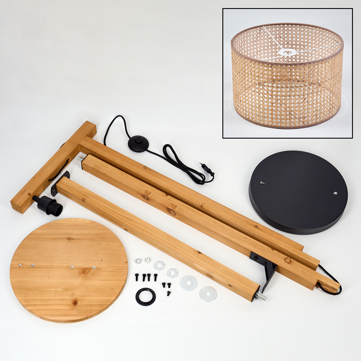 Zerlegte Stehlampe aus Holz. Enthält Holzteile, Lampenschirm, Sockel und Beschläge auf weißem Untergrund.