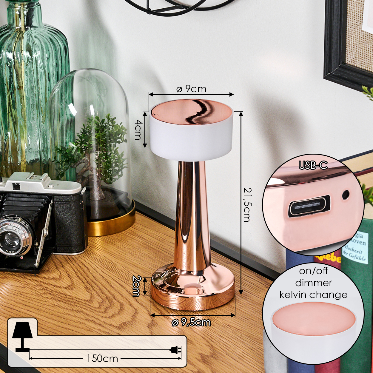 Eine Kupferlampe mit Abmessungen steht auf einem Holztisch. Weitere Objekte: Glasflaschen, Kamera und Bücher.