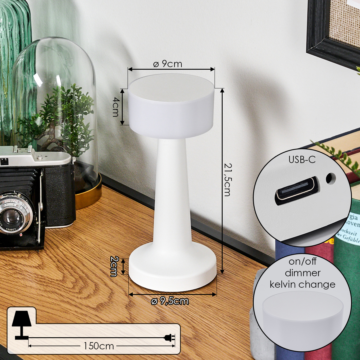 Eine weiße Tischlampe mit angezeigten Abmessungen. Daneben eine Kamera und eine Glaskuppel mit Pflanzen. USB-C-Anschluss sichtbar.