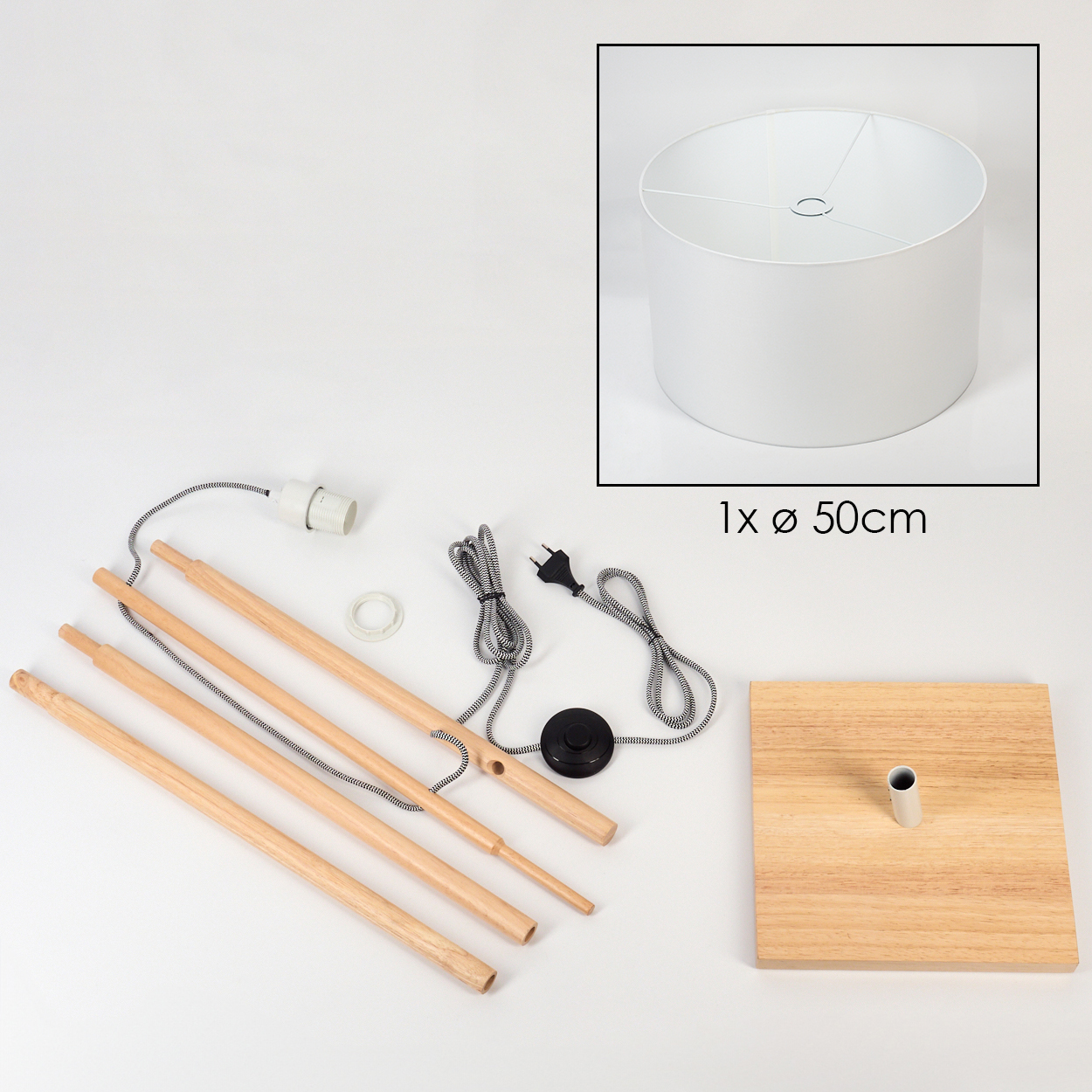 Lampenteile: weißer Lampenschirm, Holzbeine, Sockel, elektrische Komponenten und eine Fassung, alles auf weißem Untergrund.
