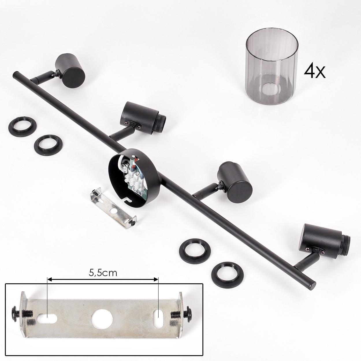 Schwarze moderne Deckenleuchte, Teile auf weißer Oberfläche verstreut. Enthält eine Halterung (5,5 cm), vier Lampen, Ringe und Schirme.