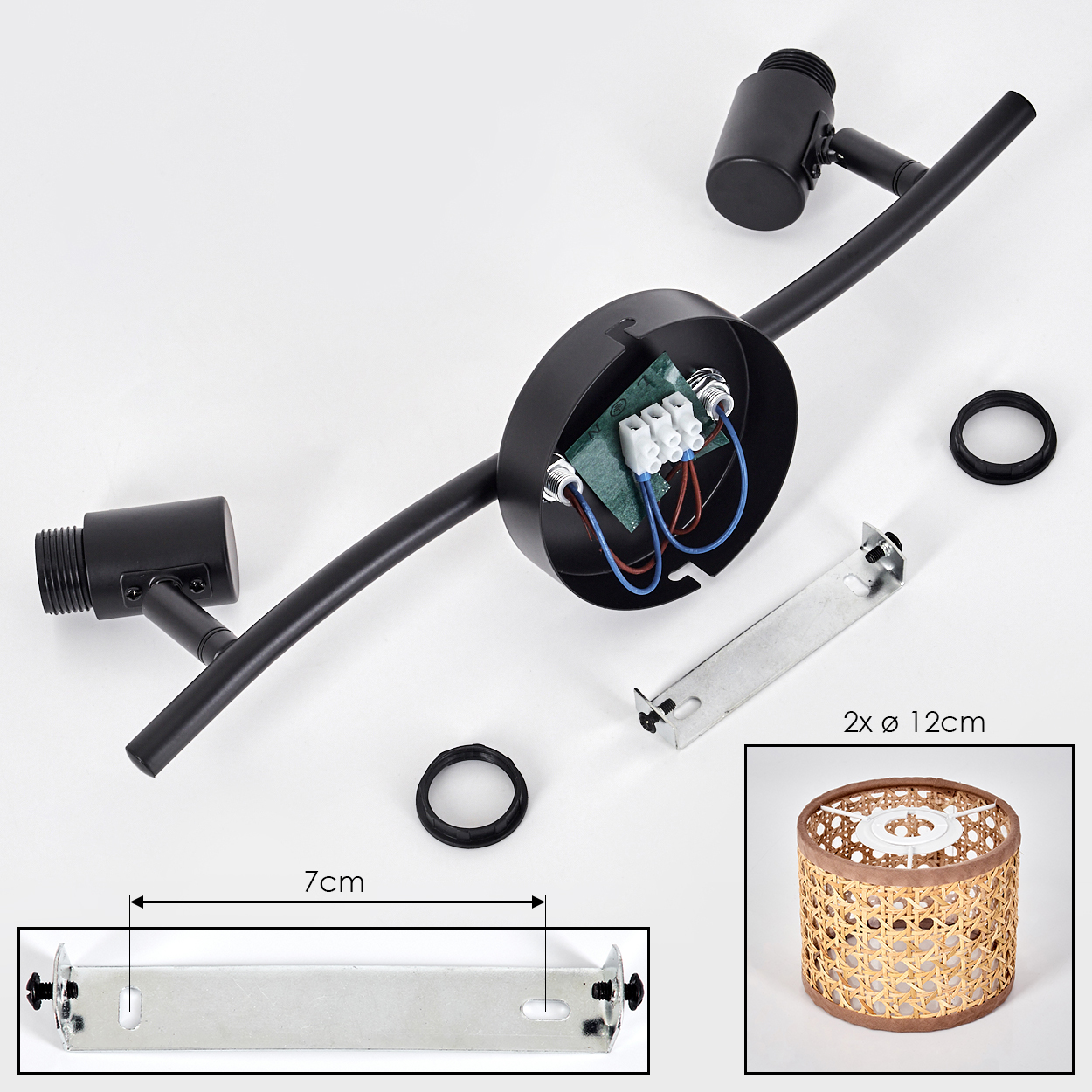 Schwarze Lampenteile auf Weiß. Enthält zwei Scheinwerfer, ein zentrales Rundteil und eine 7 cm lange Halterung. Eine kleinere Lampe mit 12 cm Durchmesser.