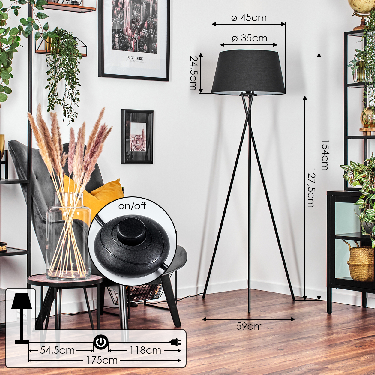 Eine schwarze Stehlampe mit Stativ steht in einer Ecke. Ein kleiner Tisch mit Vase und Stuhl im Vordergrund.