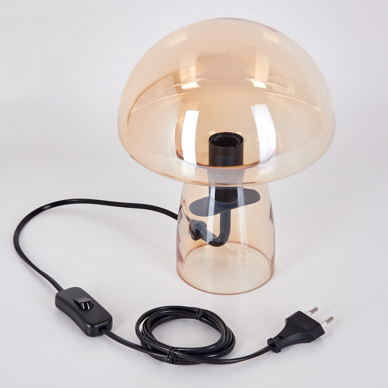 Eine pilzförmige Lampe mit goldgelbem Schirm und schwarzem Sockel. Ein schwarzes Netzkabel mit Schalter und Stecker geht von der Lampe aus.