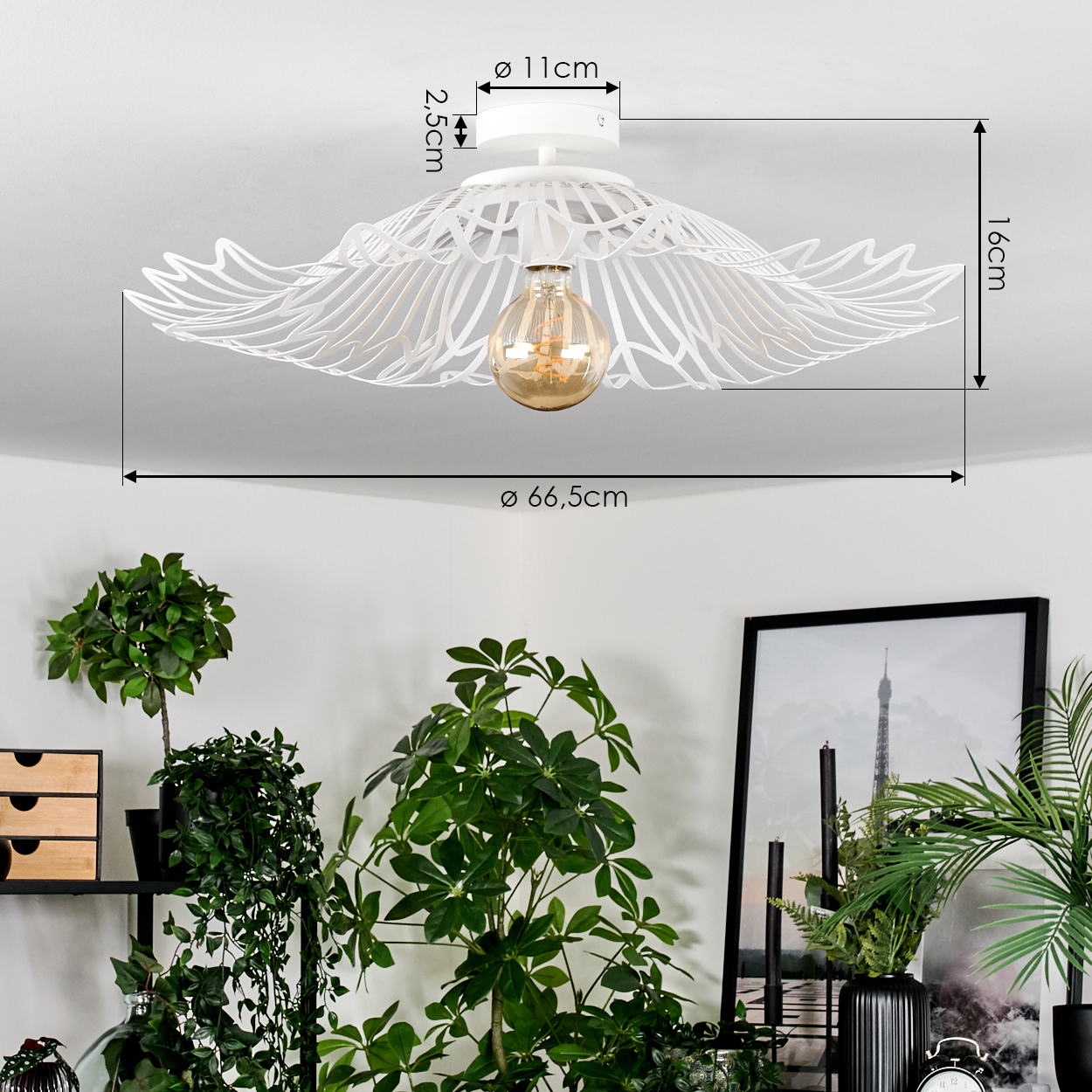 Weiße Deckenlampe mit dekorativem Design. Pflanzen und ein gerahmtes Bild im Vordergrund, mit Maßangaben versehen.