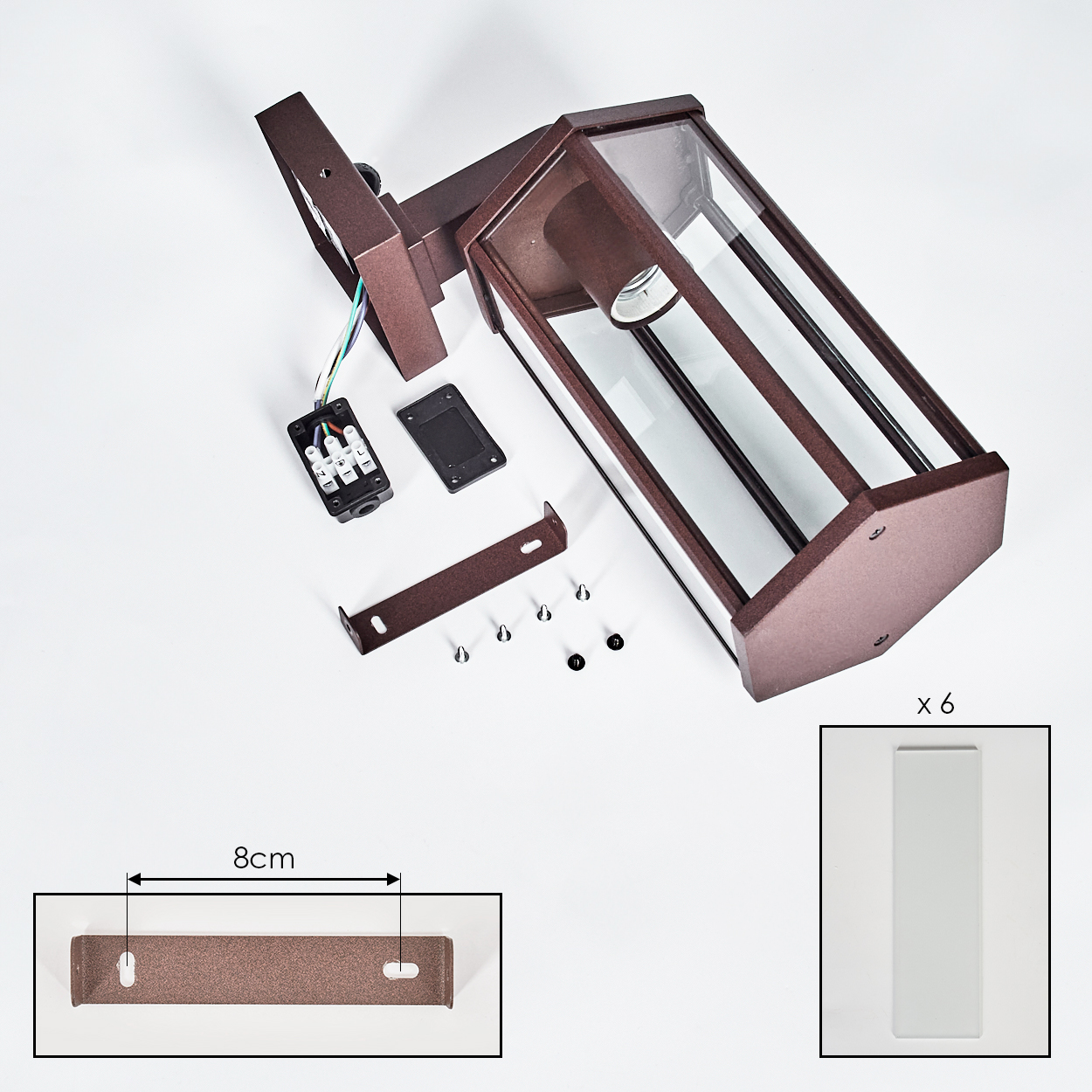 Zerlegte braune Außenlampe mit Glaspaneelen und Komponenten. Enthält Schrauben, Halterung und eine Box mit Drähten, alles auf weißem Untergrund.