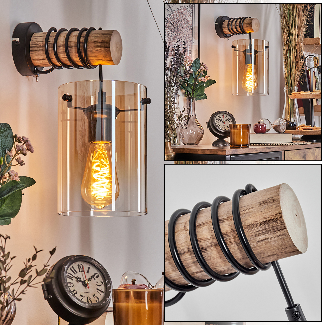 Eine Wandlampe mit Holzsockel, schwarzen Metallringen und einem Glasschirm. Die Glühbirne leuchtet.
