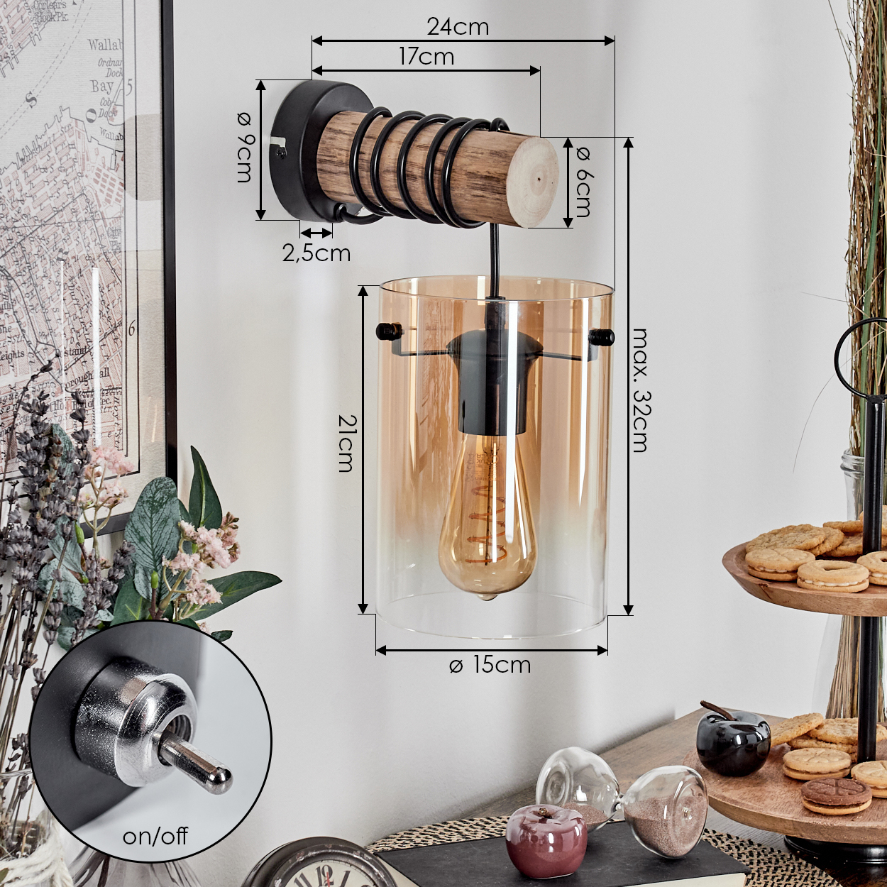 Eine Wandlampe mit Holzbalken und Glasschirm, mit beschrifteten Abmessungen. Ein Ein/Aus-Schalter ist sichtbar. Eine Karte und Gebäck sind im Hintergrund.