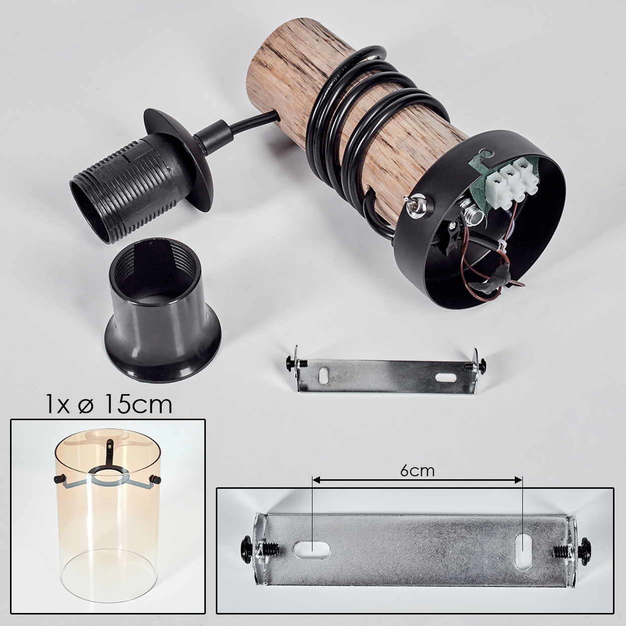 Eine zerlegte Lampe: Holzzylinder, schwarze Komponenten und Glasschirm. Inklusive Halterung und Maße. Komponenten angeordnet.