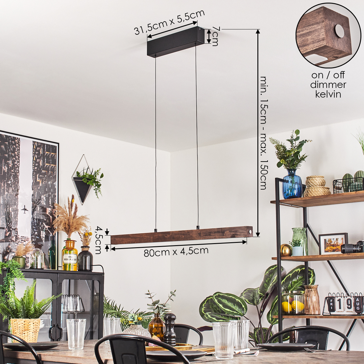 Ein Esszimmer mit einer Holz-Pendelleuchte. Ein Tisch ist mit Gläsern gedeckt, und Regale halten Pflanzen und Dekor.