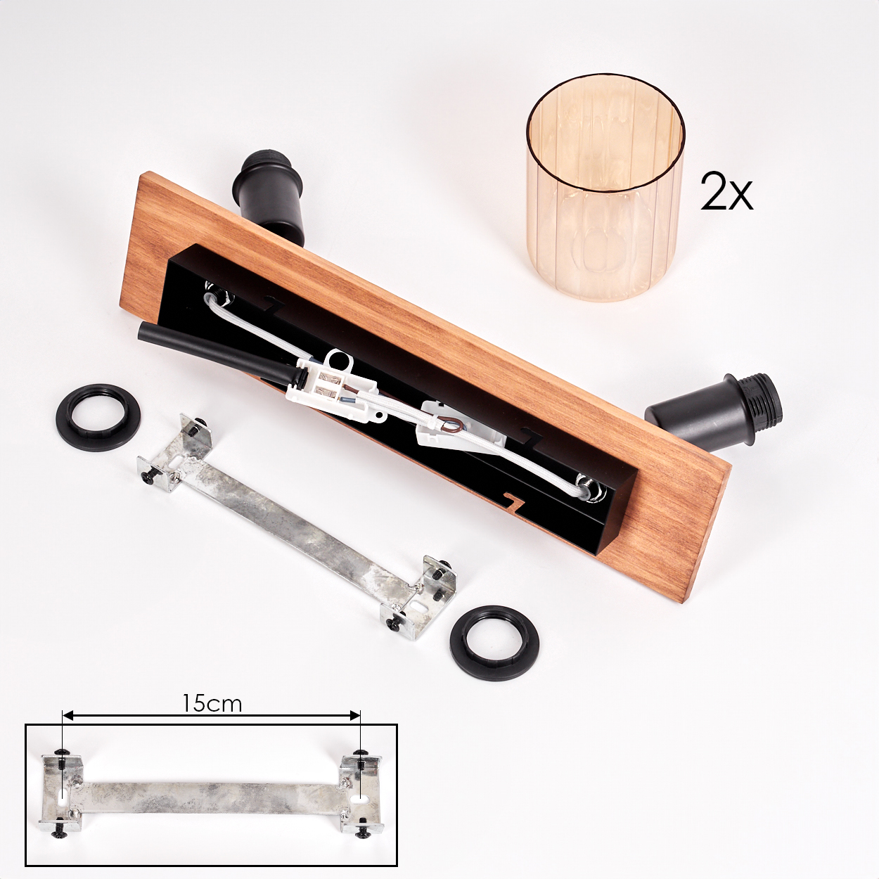 Zerlegte Lampenkomponenten: Holzsockel, schwarze Fassungen, zylindrische Glasschirme (2x), Metallhalterung und Ringe, alles auf weißem Hintergrund.