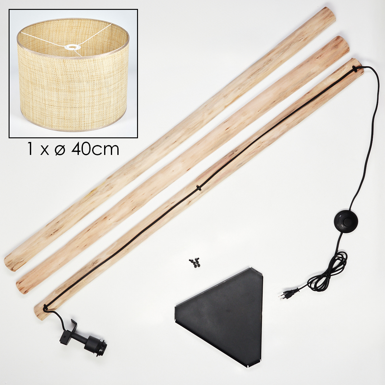 Lampenteile: Lampenschirm, Holzstangen, schwarzes Kabel, Sockel, Schrauben und ein Fußschalter, alles auf weißem Untergrund.