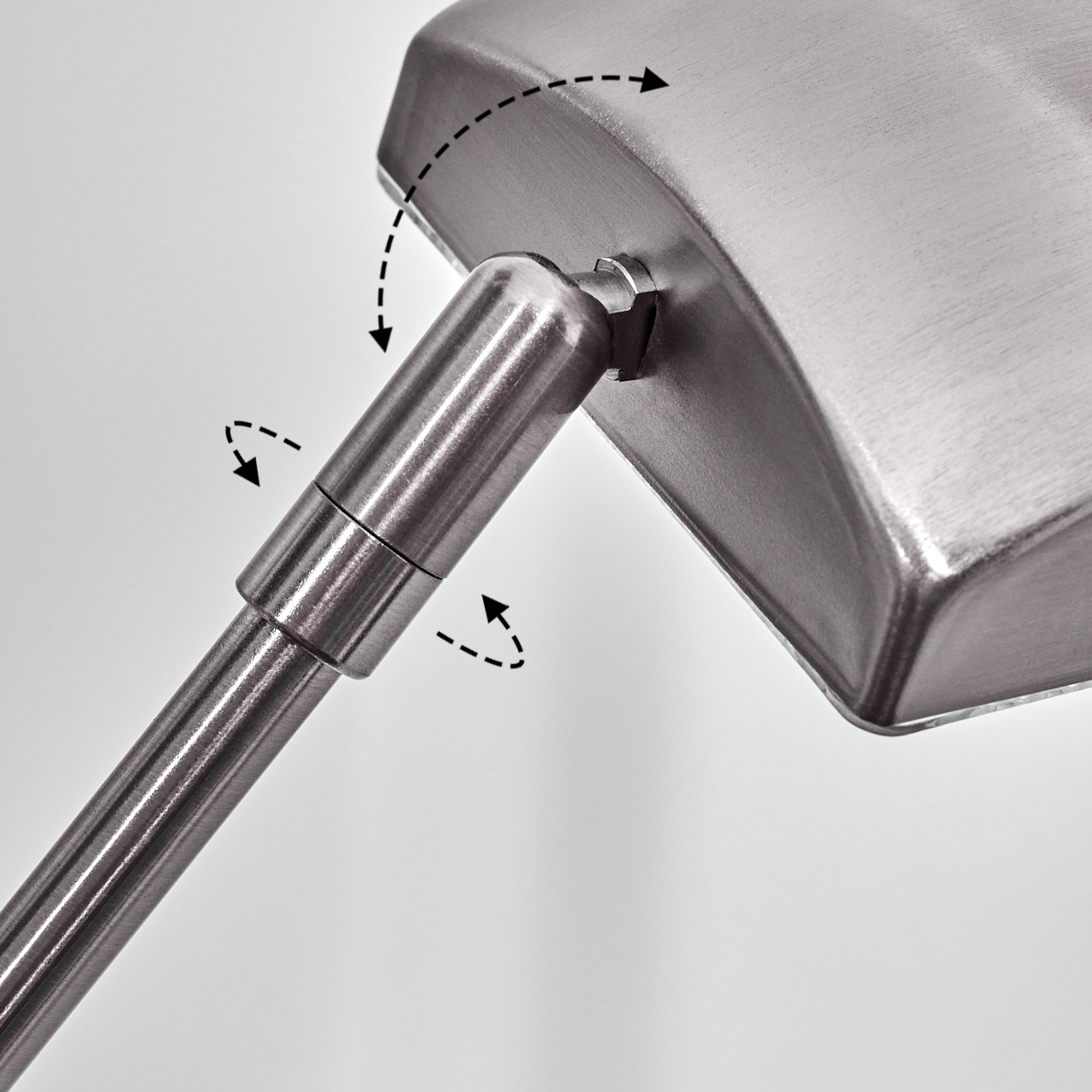 Nahaufnahme einer silbernen Metalllampe. Pfeile zeigen die Bewegung an. Lampenkopf und Arm sind vor weißem Hintergrund sichtbar.