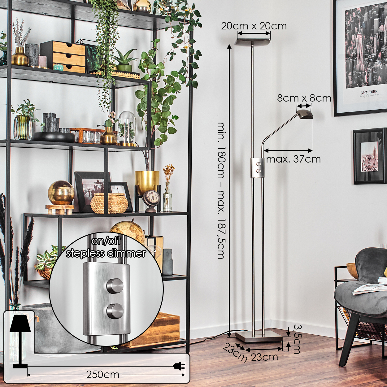 Eine Stehlampe mit rechteckigem Sockel steht neben einem schwarzen Bücherregal, das mit Gegenständen gefüllt ist. Ein New York-Druck hängt an der Wand.