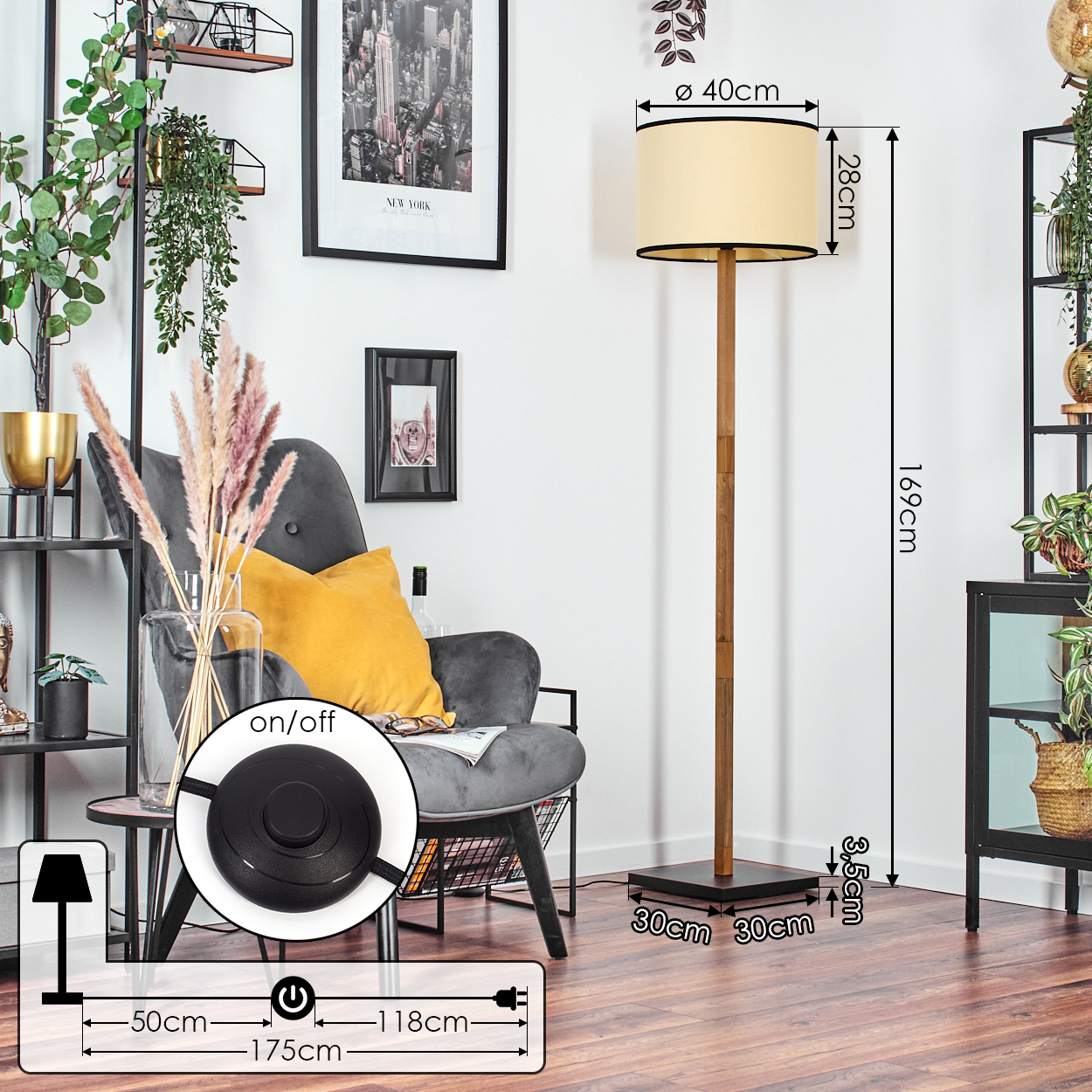 Ein Raum mit Stehlampe, grauem Sessel, Pflanzen und Kunstwerken an der Wand. Abmessungen sind ebenfalls angegeben.